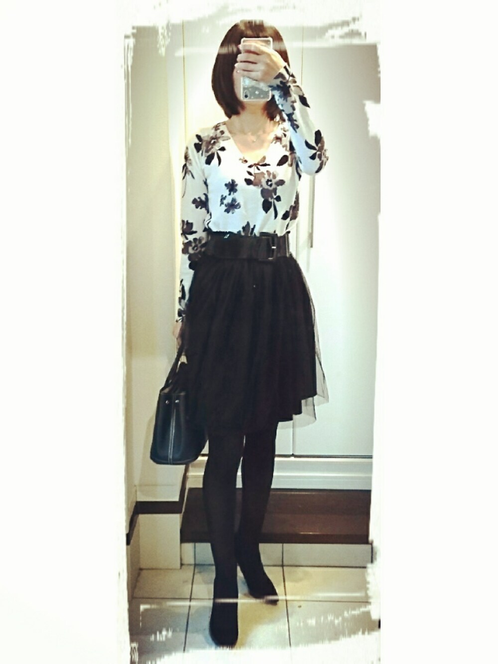 「シンプルコーデ、キレイめ、outfit、スカート、通勤コーデ、お仕事コーデ、ootd、チュールスカート、モノトーン」｜「AZULのアイテム（ニット/セーター、ホワイト系）」を使った、naoさん（レディース・165cm）の冬コーディネートの1枚目の写真