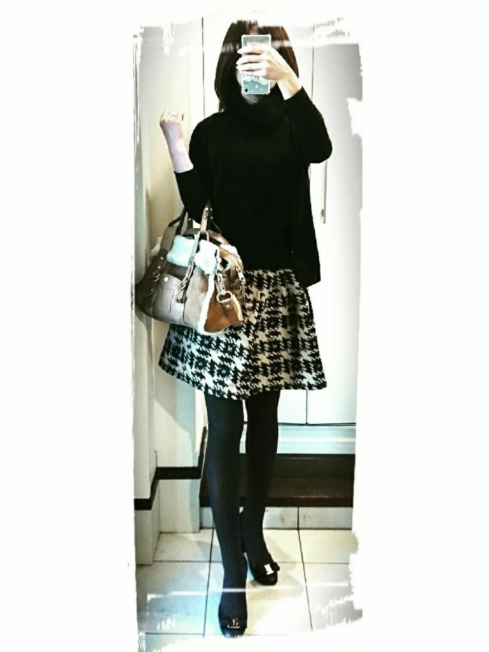 「休日スタイル、大人カジュアル、オトナ女子、冬コーデ、キレイめ、ootd、ミニスカート」｜「UNITEDARROWSのアイテム（ニット/セーター、ブラック系）」を使った、naoさん（レディース・165cm）の冬コーディネートの1枚目の写真