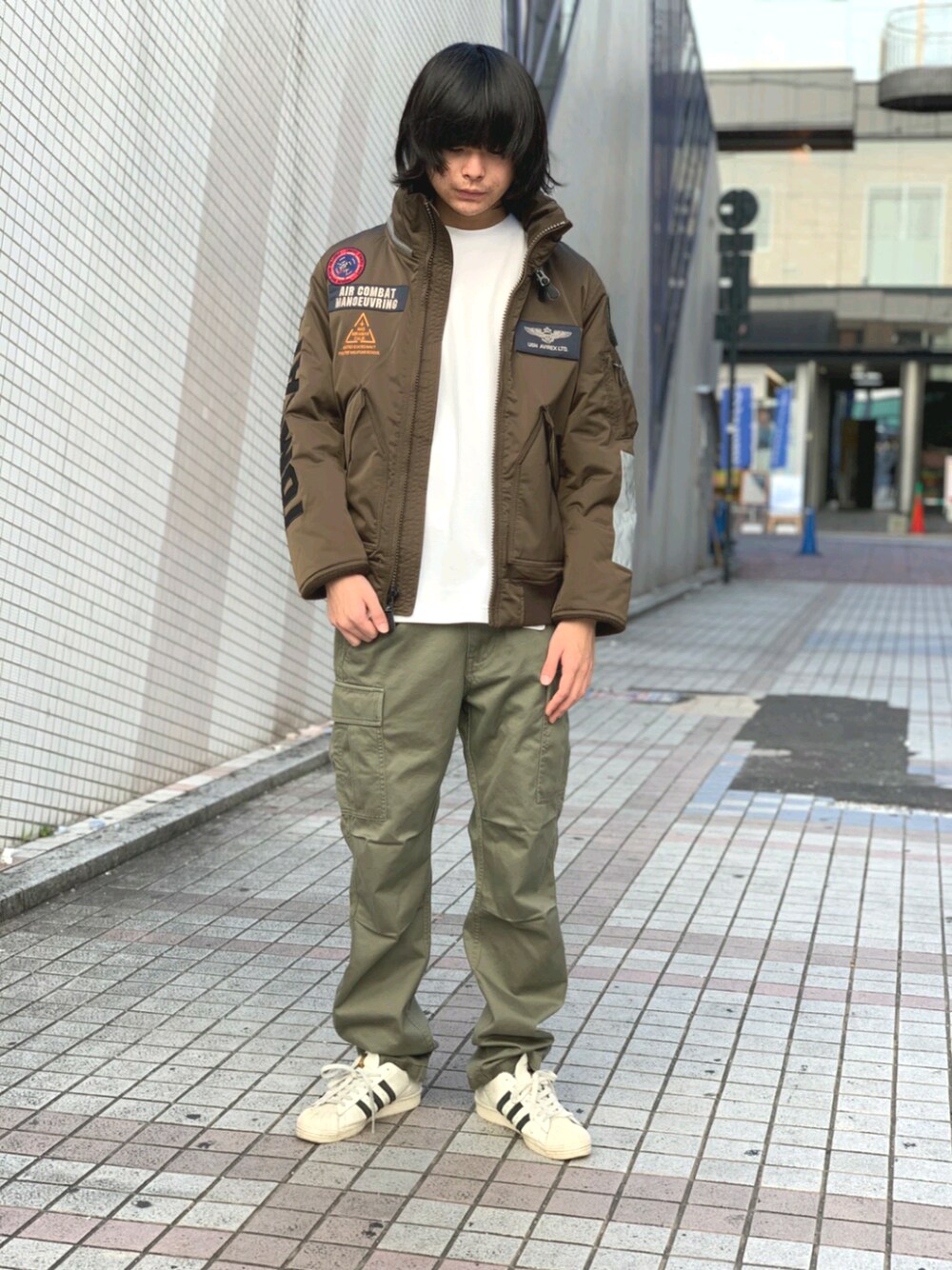 「ミリタリー、グリーン、秋のコーデ、AVIREX、カーキ、カーゴパンツ、ミリタリージャケット、ファッション、coordinate、ファッションの力を信じよう」｜「AVIREXのカスタム CWU トップガン/CUSTOM CWU TOP GUN/AVIREX/ アヴィレックス（ミリタリージャケット、グリーン系）」を使った、2000Shota1024さん（メンズ・176cm）の秋コーディネートの1枚目の写真
