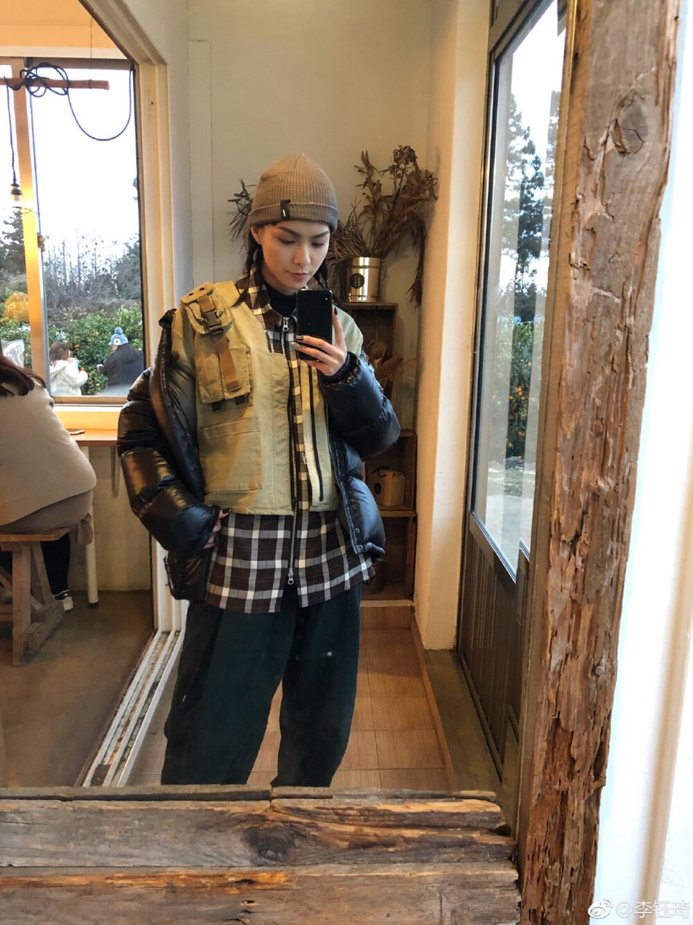 「jeju、ootd」｜「CHUMSのアイテム（ダウンジャケット/コート、ブラック系）」を使った、李钰琦さん（レディース・166cm）の冬コーディネートの1枚目の写真