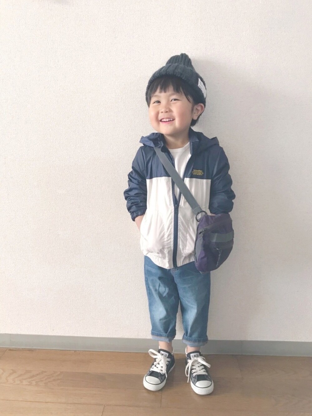 「カジュアル、converse、デニム、ニット帽、サーマル、ボディバッグ、ナイロンジャケット」｜「BRANSHESの配色切替えウィンドブレーカー（ナイロンジャケット、ブルー系）」を使った、mRSさん（キッズ・100cm）の春コーディネートの1枚目の写真