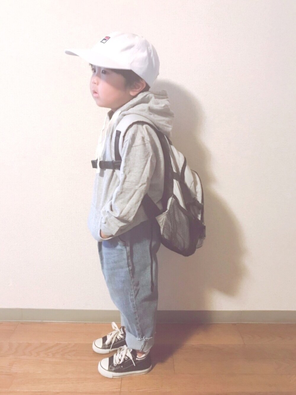 「シンプル、秋コーデ、コンバース、converse、パーカー、デニム、韓国子供服、キャップ、プチプラ、ビッグシルエット」｜「22j_boutiqueのアイテム（パーカー、グレー系）」を使った、mRSさん（キッズ・100cm）の秋コーディネートの1枚目の写真