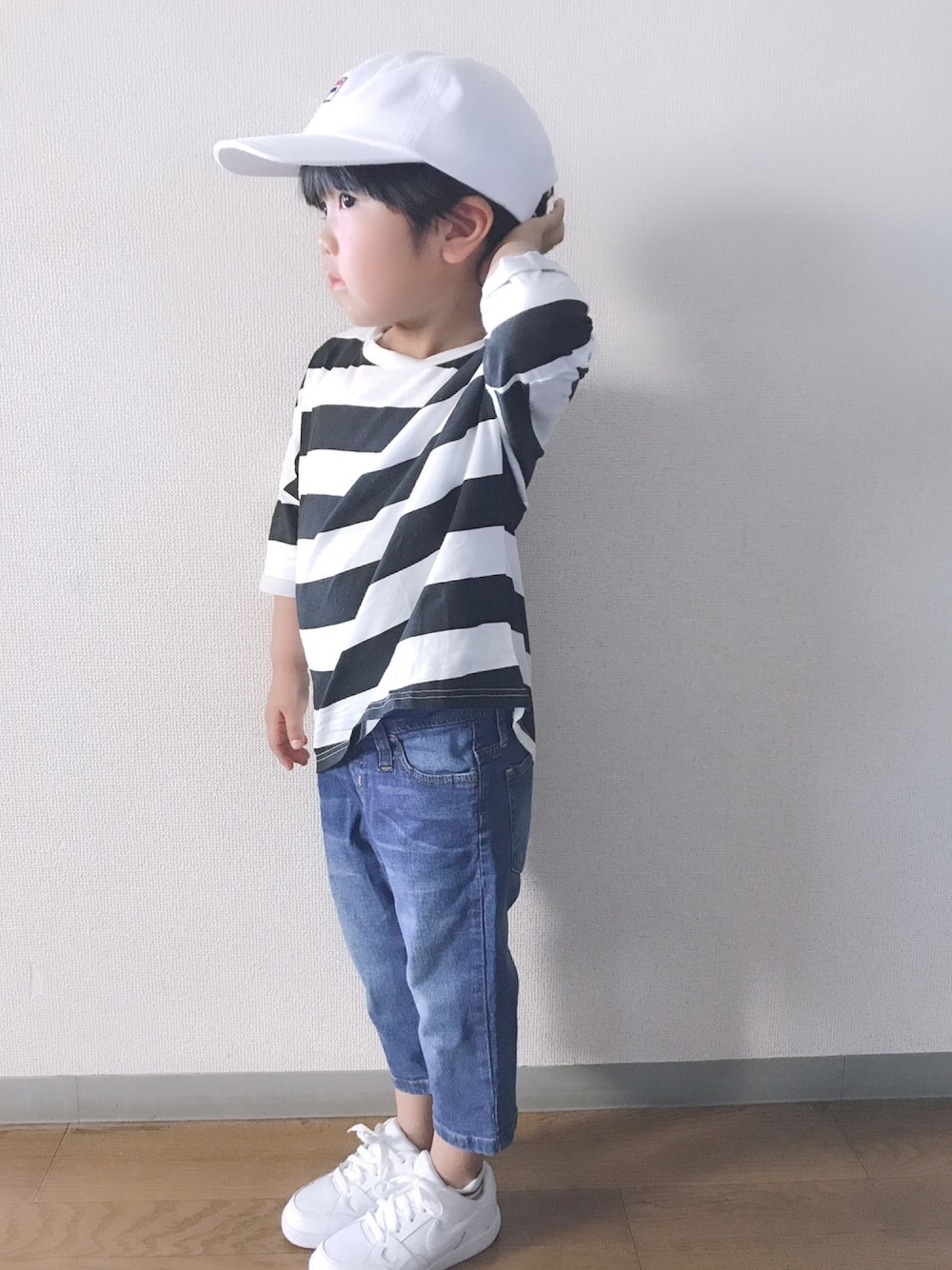 「シンプルコーデ、ボーダー、デニム、キャップ、白スニーカー、NIKE、FILA、GU、ビッグT」｜「devirockのワイドボーダーゆるっとTシャツ カットソー 半袖Tシャツ（Tシャツ/カットソー、ブラック系）」を使った、mRSさん（キッズ・110cm）の夏コーディネートの1枚目の写真