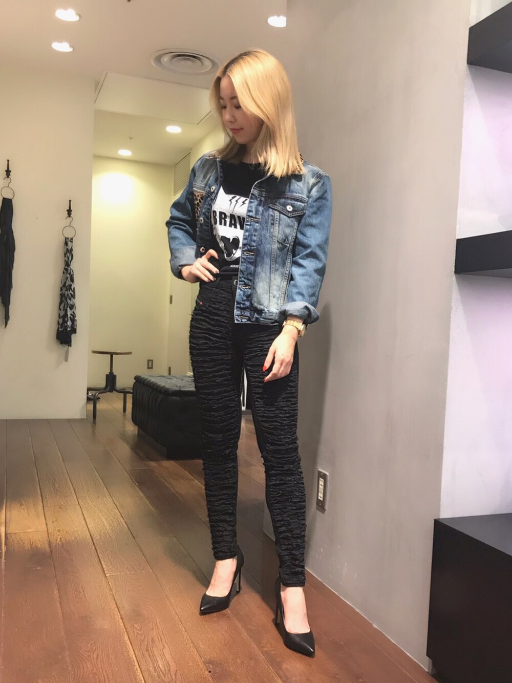 「DIESEL DENIM CAMPAIGN、カジュアル、Diesel、dieseldenim、black、デニム」｜「DIESELのアイテム（デニムパンツ、ブラック系）」を使った、CHIKAさん（レディース・152cm）の夏コーディネートの1枚目の写真