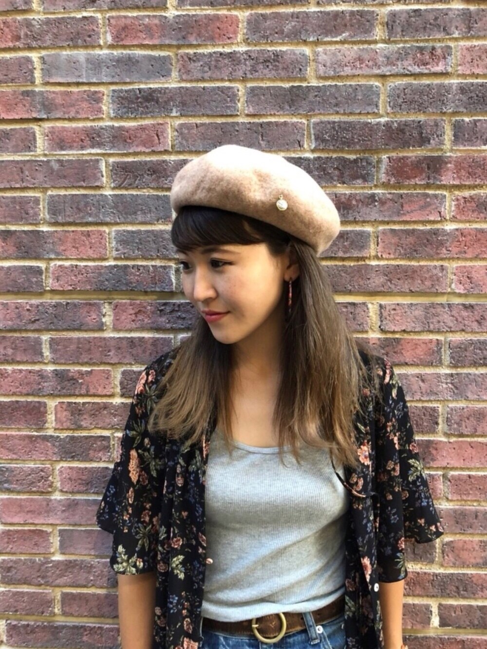 ベージュ系のハンチング/ベレー帽を着用したレディースの秋コーディネートの1枚目の写真