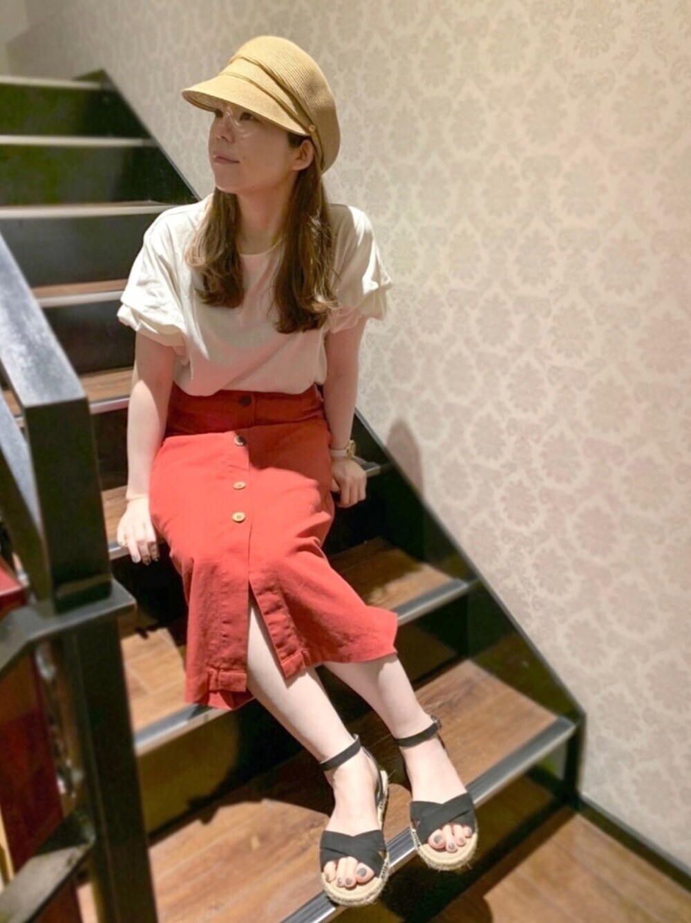 「カジュアルコーデ、春夏コーデ、スカート、サンダル、キャスケット、polcadot、RUBEN、FREAK’Ｓ STORE、大人カジュアル、ゆるコーデ」｜「polcadotの【Ruben】ブレードキャスケット（キャスケット、ベージュ系）」を使った、polcadotさん（レディース・163cm）の夏コーディネートの1枚目の写真