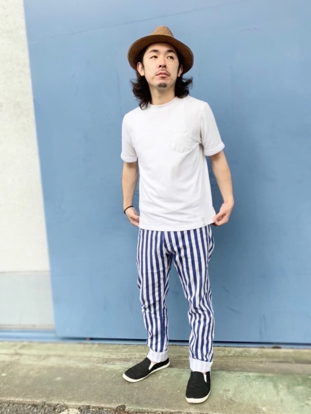 「Tシャツ、夏コーデ、カジュアルコーデ、オトナカジュアル、ラフ、ストライプシャツ、polcadot、RUBEN、中折れハット、むぎわら帽子」｜「Rubenの洗える ブレード中折れ（ハット、ブラウン系）」を使った、polcadotさん（メンズ・165cm）の夏コーディネートの1枚目の写真