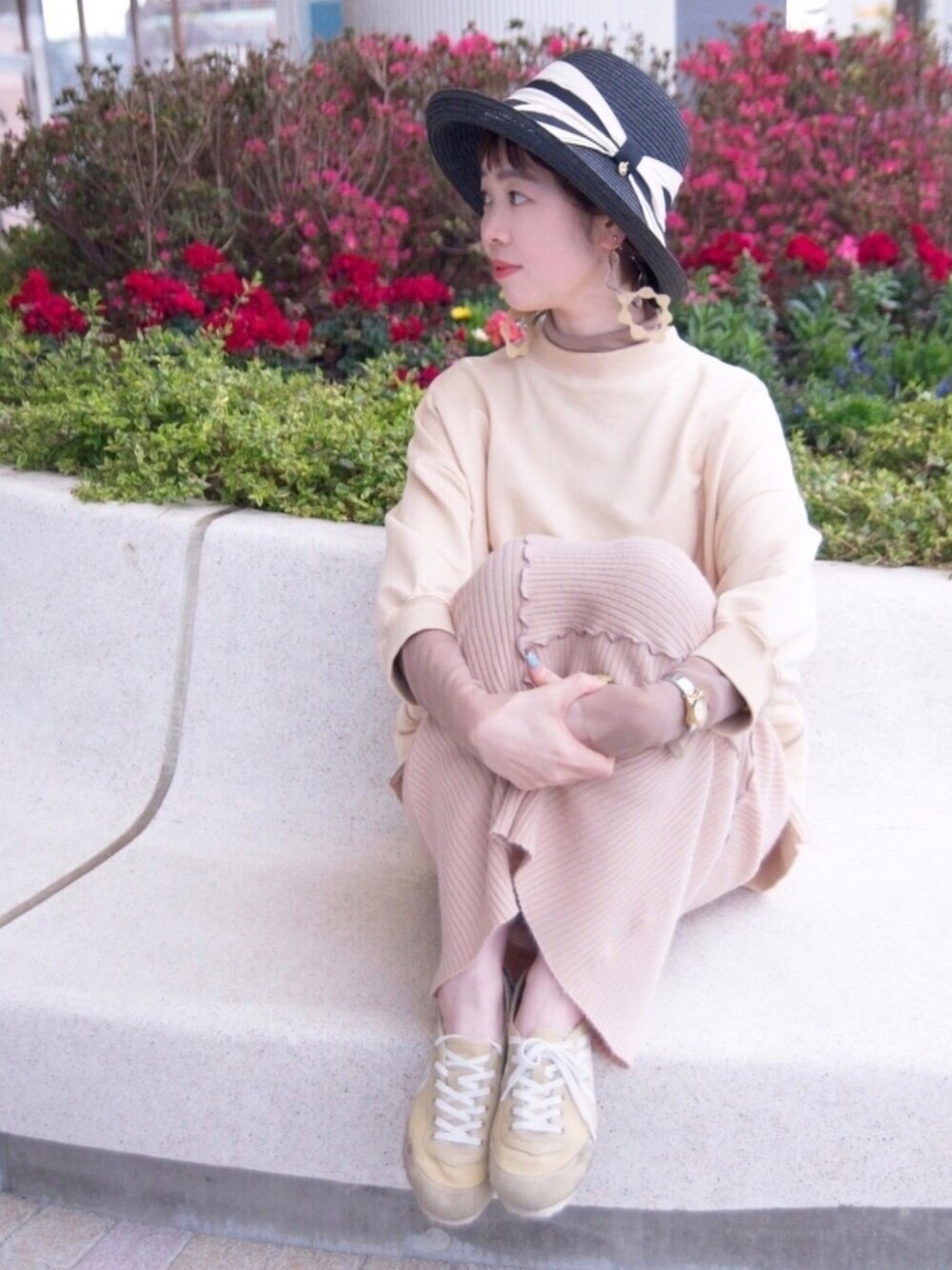 「帽子、ハット、母の日、ギフト、polcadot、RUBEN、大人カジュアル、シンプル、夏コーデ、スカート」｜「polcadotのライン入リボンブリムアップ　ペーパーハット（ハット、ブラック系）」を使った、polcadotさん（レディース・167cm）の春コーディネートの1枚目の写真