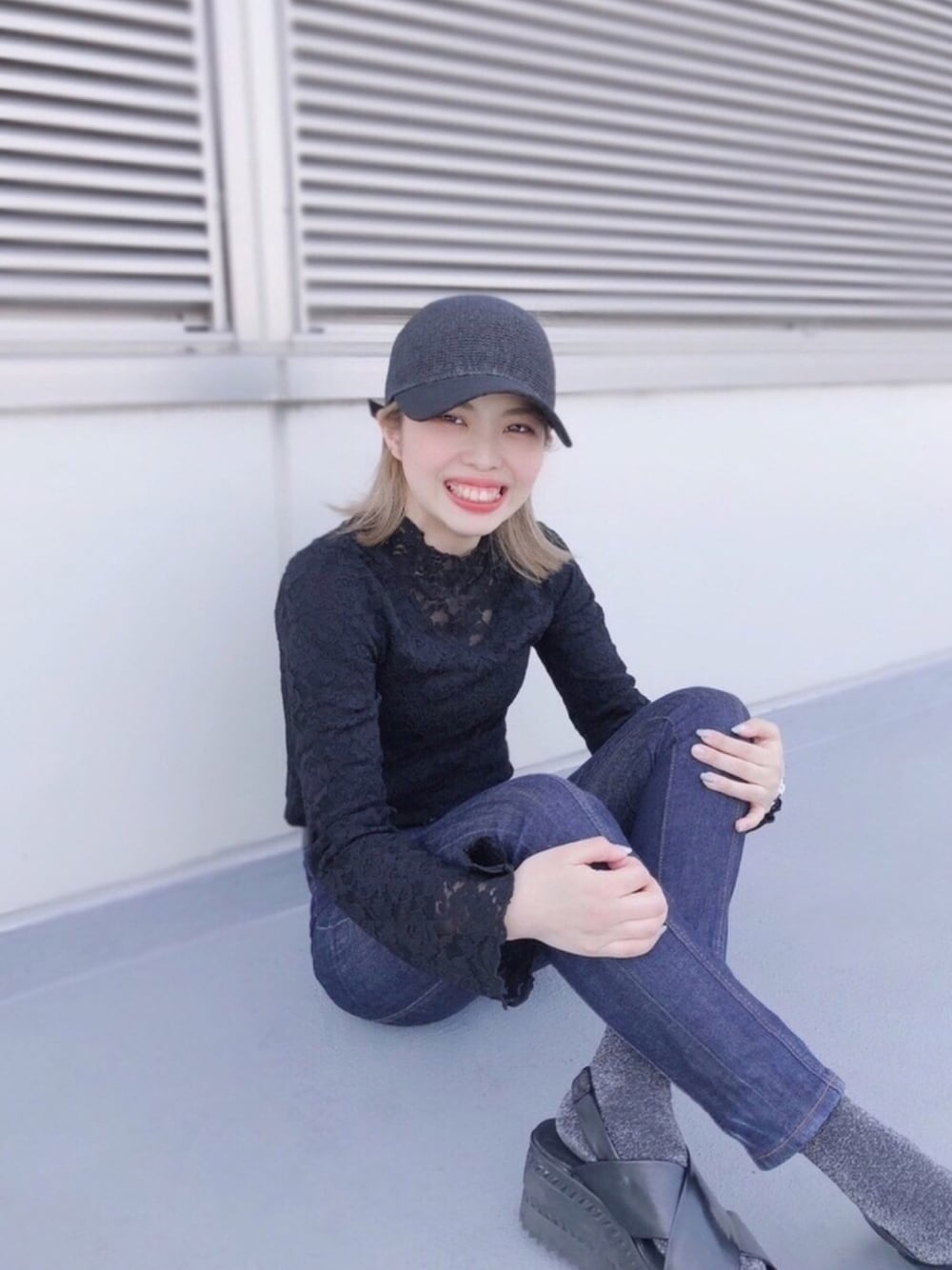「休日スタイル、カジュアルコーデ、オトナ女子、夏コーデ、サンダル、SLY、キャップ、polcadot、RUBEN、デニムパンツ」｜「polcadotの【Ruben】細編みPAPER CAP（キャップ、ブラック系）」を使った、polcadotさん（レディース・163cm）の春コーディネートの1枚目の写真