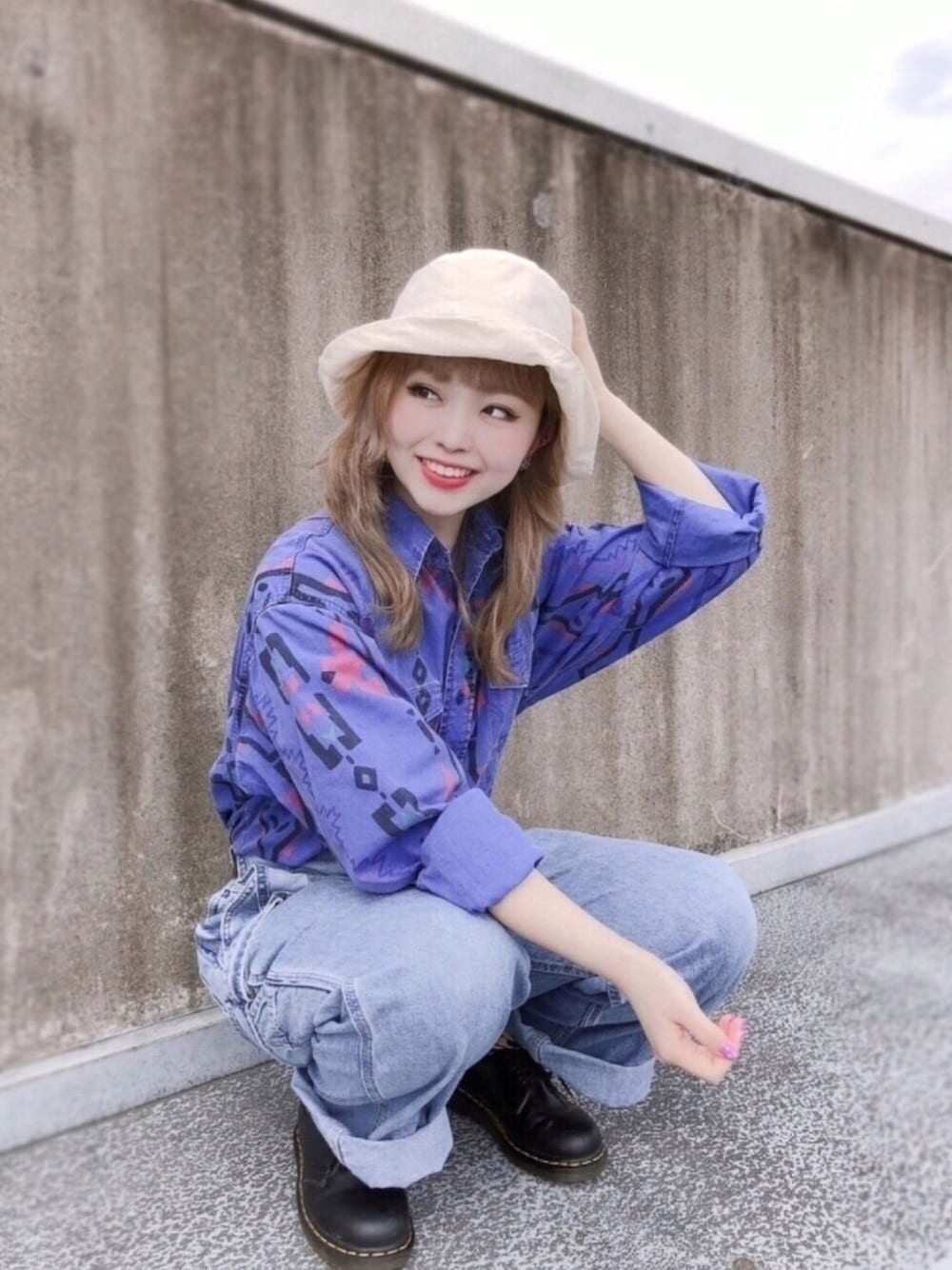 「春コーデ、オーバーオール、デニムコーデ、柄シャツ、SPINNS、polcadot、RUBEN、帽子、ハット、アメカジ」｜「SPINNSのアイテム（シャツ/ブラウス、パープル系）」を使った、polcadotさん（レディース・156cm）の春コーディネートの1枚目の写真