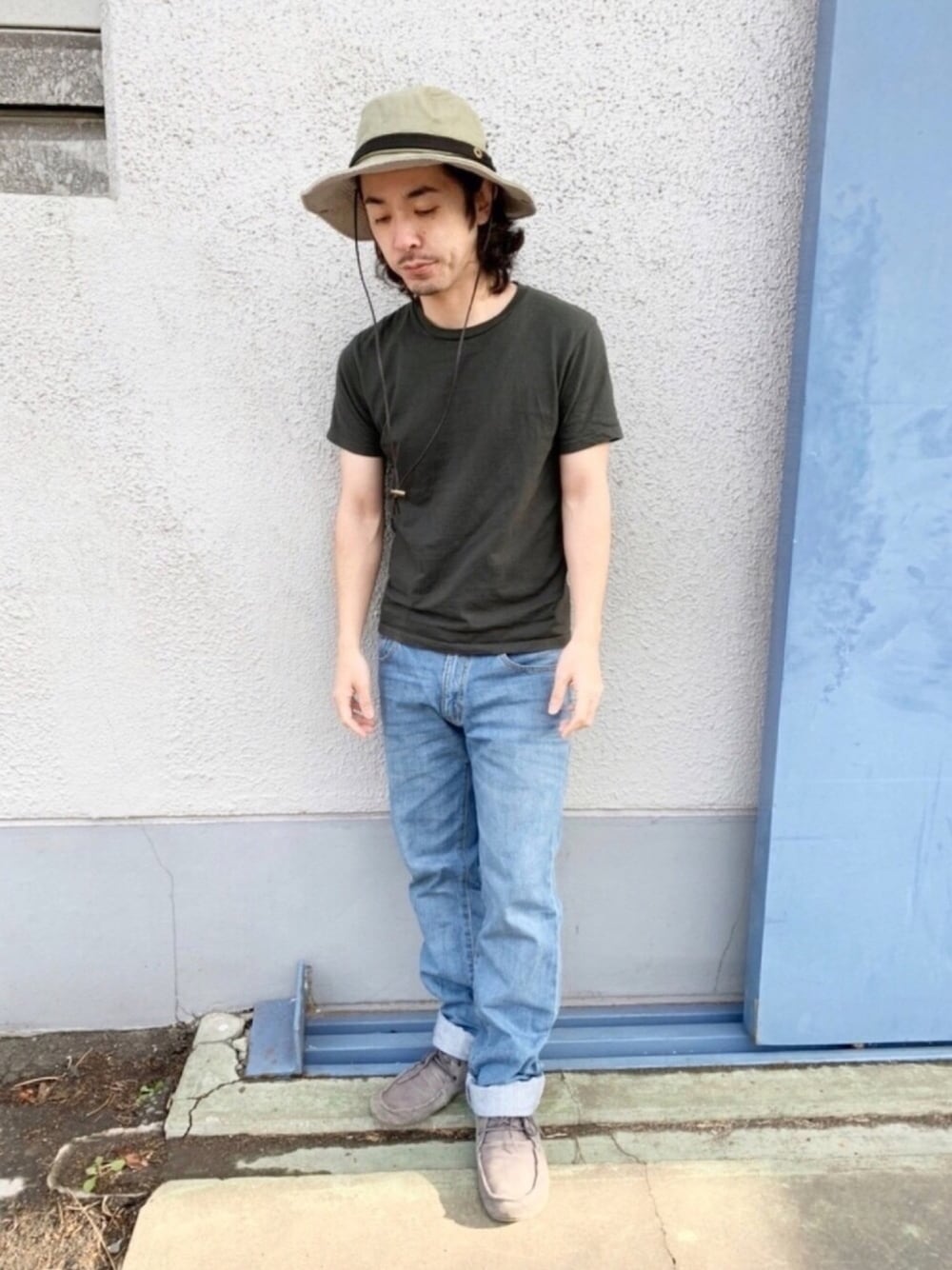 「春コーデ、夏コーデ、Tシャツ、デニムパンツ、polcadot、RUBEN、アドベンチャーハット、バケットハット、ハット、今日のコーデ」｜「polcadotのコットン アドベンチャーハット・バケットハット（ハット、グリーン系）」を使った、polcadotさん（メンズ・167cm）の春コーディネートの1枚目の写真