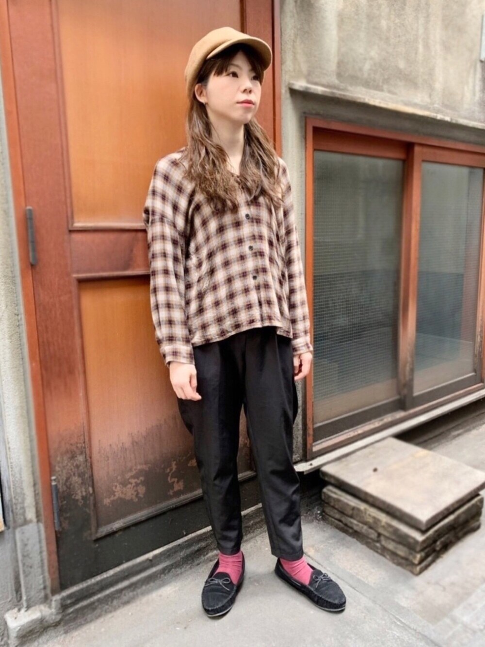 「大人コーデ、カジュアル、秋のコーデ、チェックシャツ、キャスケット、ラクチンコーデ、今日のコーデ、きれいめカジュアル、polcadot、ゆるコーデ」｜「polcadotのFelt Casquette フェルト キャスケット（キャスケット、ベージュ系）」を使った、polcadotさん（レディース・165cm）の秋コーディネートの1枚目の写真