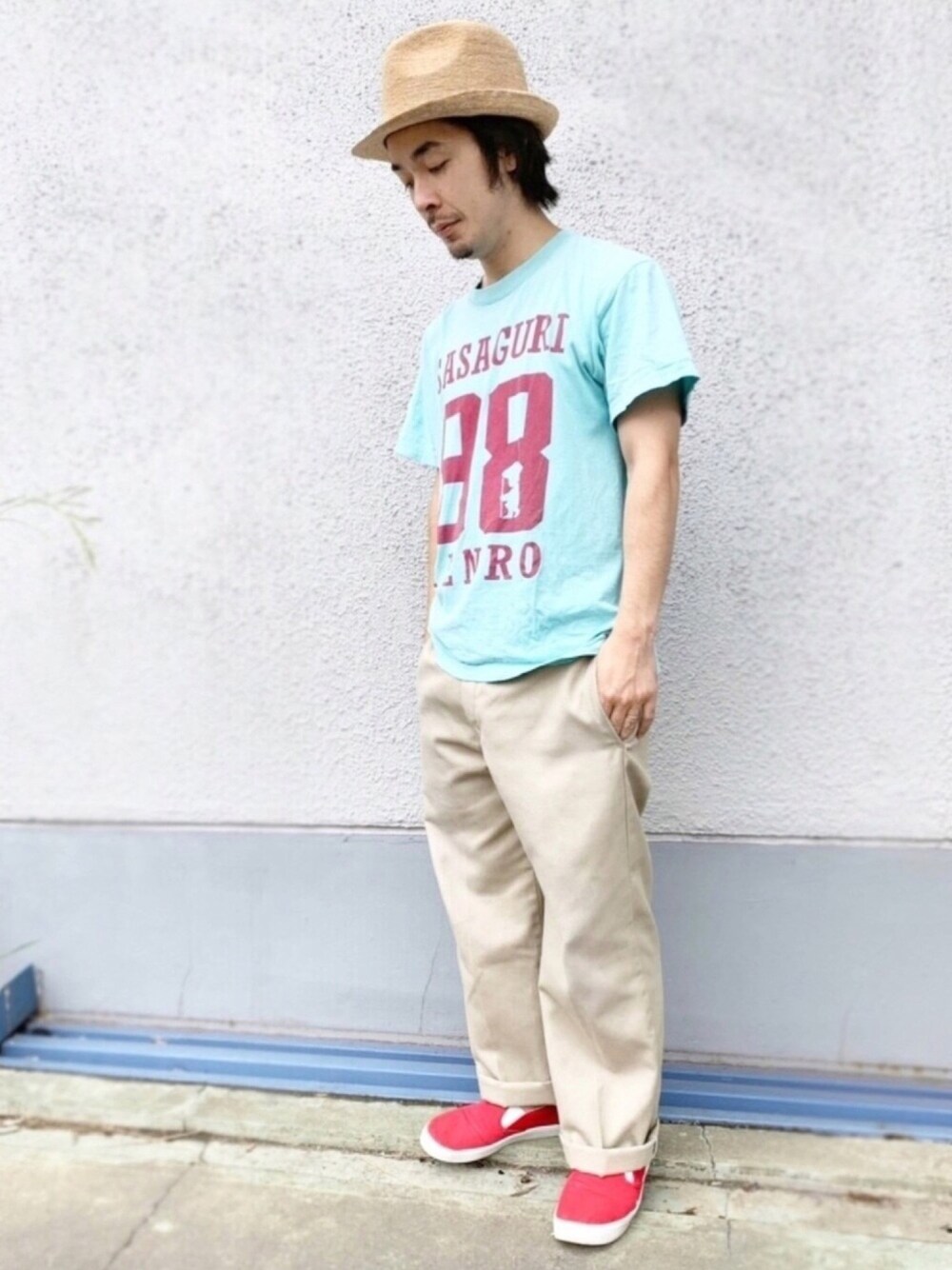 「大人コーデ、カジュアルコーデ、帽子、メンズ、Tシャツ、チノパン、ハットコーデ、むぎわら帽子、polcadot、カラーコーデ」｜「sasaguriのアイテム（Tシャツ/カットソー、ブルー系）」を使った、polcadotさん（メンズ・170cm）の夏コーディネートの1枚目の写真