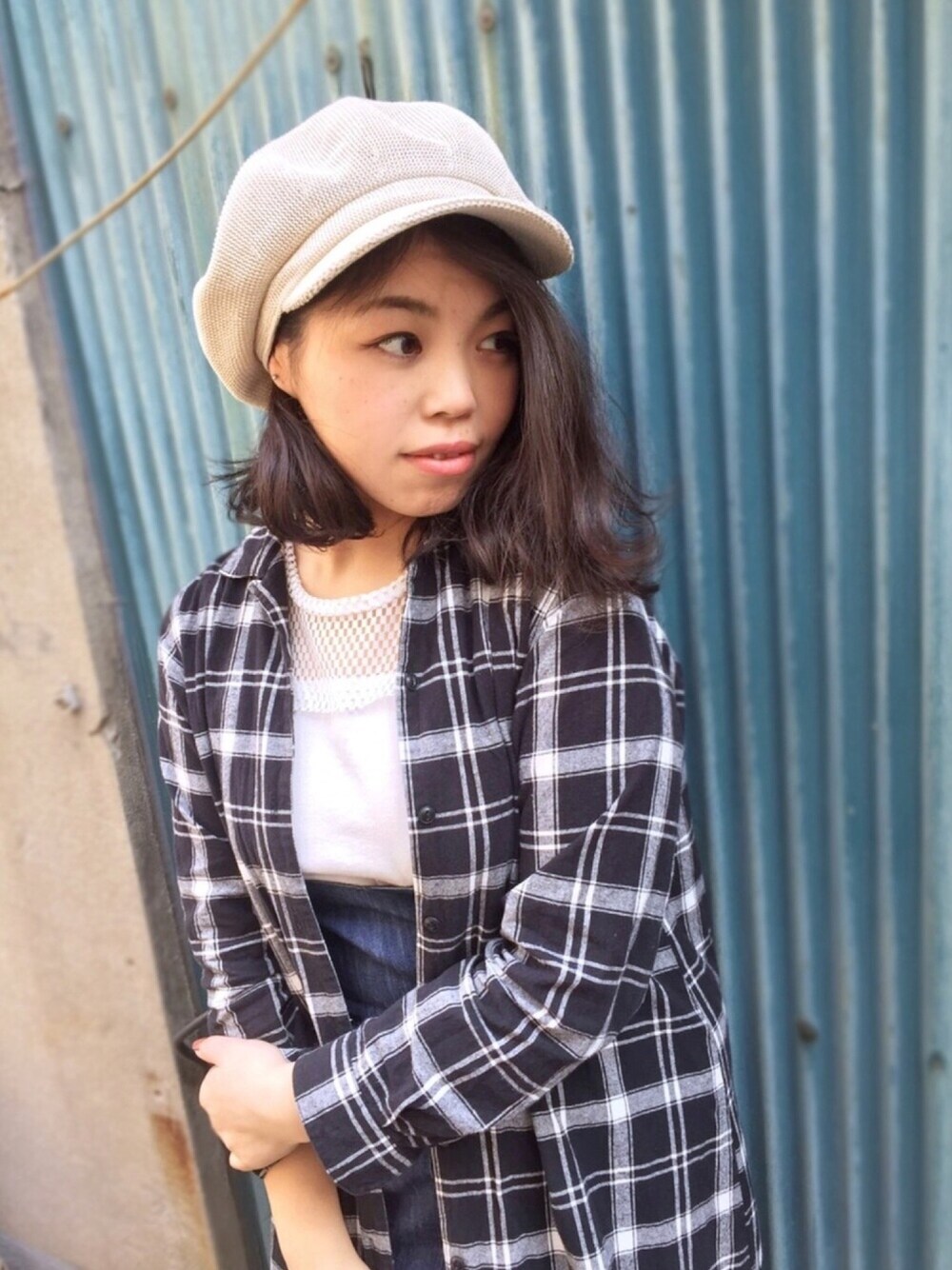 「polcadot、帽子、キャスケット、チェックシャツ、柄シャツ、夏、カジュアル、オトナ女子、大人ガーリー、デニム」｜「polcadotのクリスピー キャスケット/大きめ メッシュ キャスケット（キャスケット、ベージュ系）」を使った、polcadotさん（レディース・160cm）の夏コーディネートの1枚目の写真