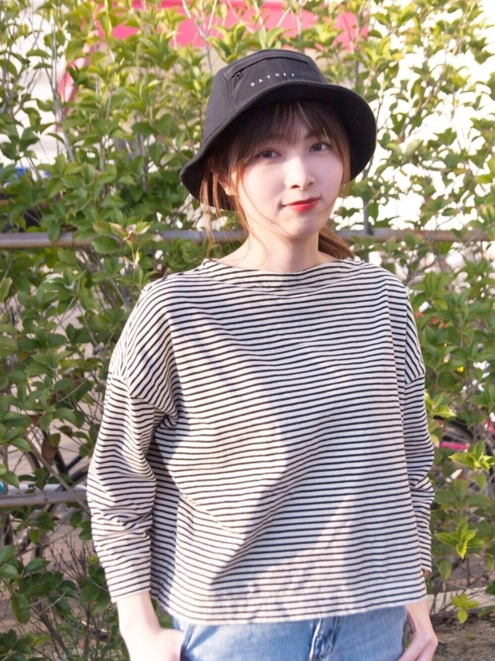 「polcadot、帽子、バケットハット、シンプル、スポーツミックス、アウトドアスタイル、シンプルコーデ、ブラック、夏コーデ、ボーダー」｜「RubenのDAY OFF HAT/バケットハット（ハット、レッド系）」を使った、polcadotさん（レディース・155cm）の春コーディネートの1枚目の写真