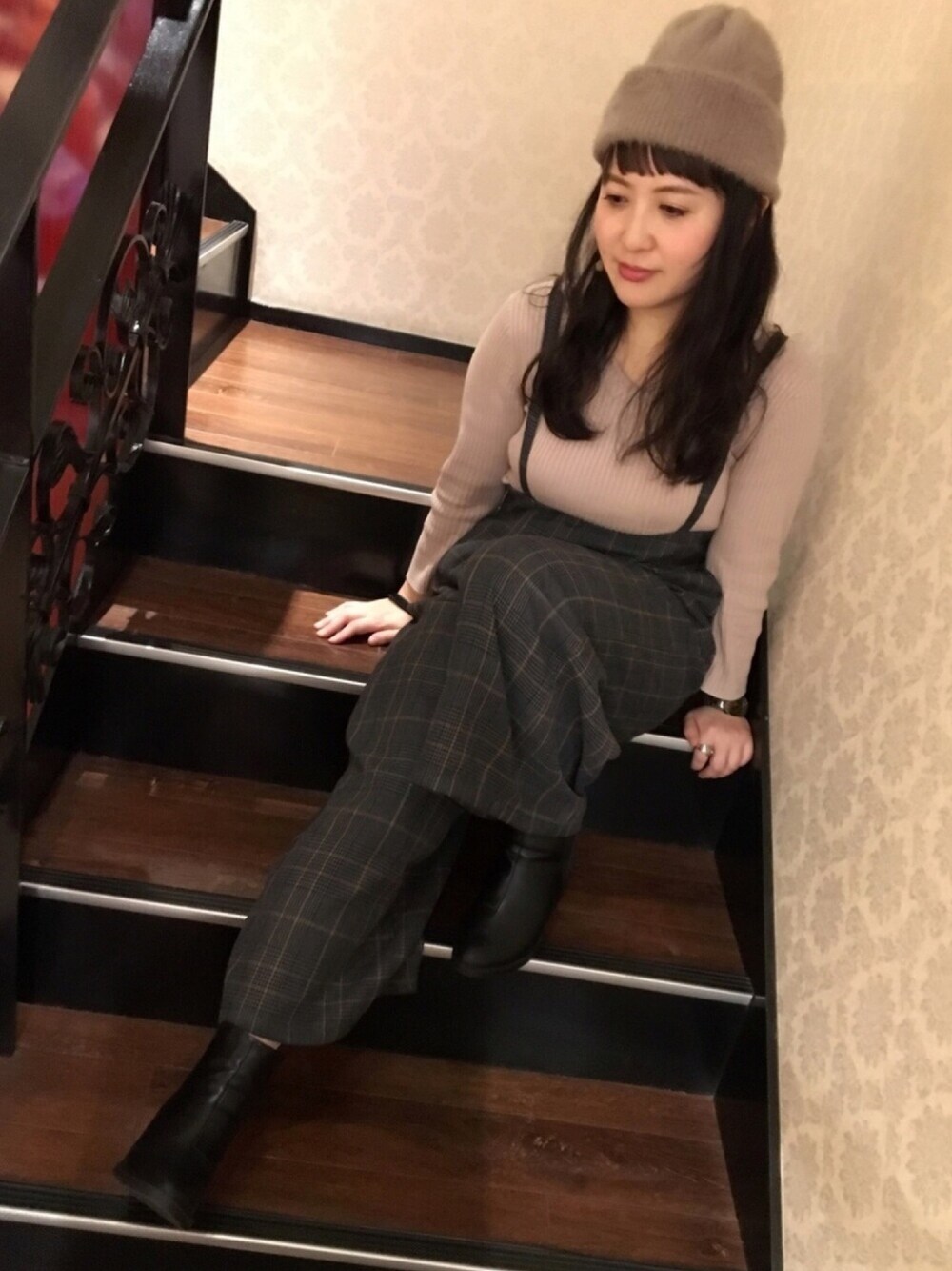 「シンプルコーデ、カジュアル、キレイめ、大人ガーリー、knit、ニット、帽子、polcadot、秋冬、ベージュ」｜「SENSE OF PLACE by URBAN RESEARCHのリブVネックプルオーバー（ニット/セーター、ベージュ系）」を使った、polcadotさん（レディース・148cm）の秋コーディネートの1枚目の写真