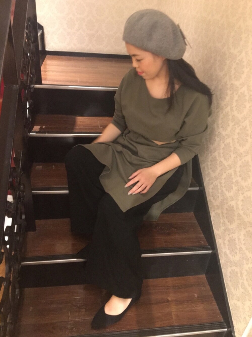 「秋コーデ、オトナカジュアル、シンプル、パンツスタイル、カジュアル、ワンピース、polcadot、ベレー帽、シンプルコーデ、大人コーデ」｜「polcadotのたっぷりバスクベレー（ハンチング/ベレー帽、グレー系）」を使った、polcadotさん（レディース・157cm）の秋コーディネートの1枚目の写真