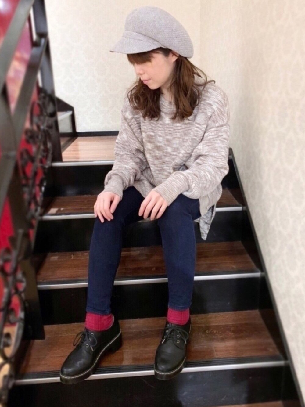 「カジュアルコーデ、春、デニムパンツ、デニム、きれいめカジュアル、キャスケット、キャスケット後ろ被り、polcadot、RUBEN、大人カジュアル」｜「polcadotのマリンカラー メッシュキャスケット/鹿の子編み風（キャスケット、グレー系）」を使った、polcadotさん（レディース・155cm）の春コーディネートの1枚目の写真