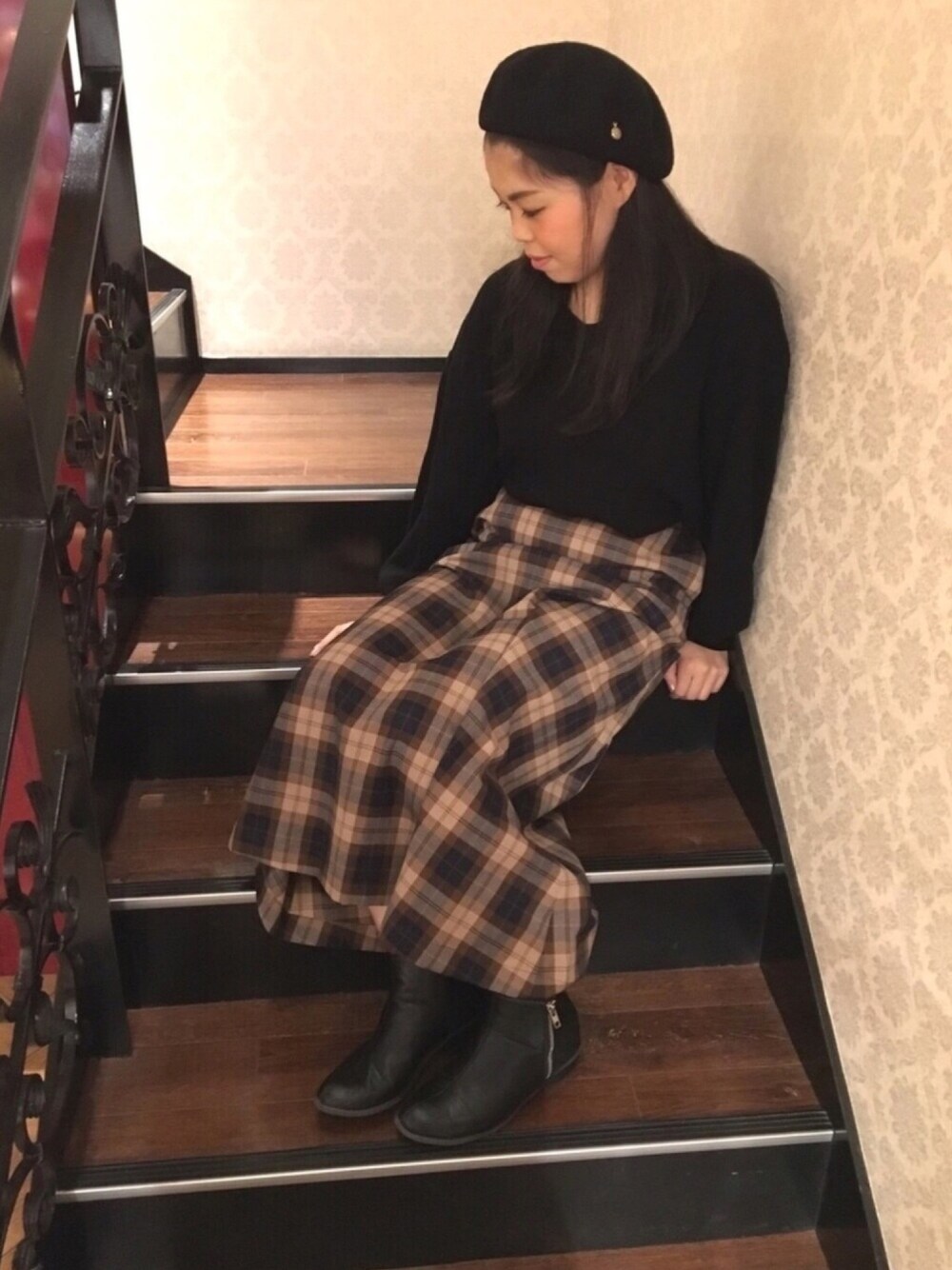 「チェック、polcadot、ベレー帽、カジュアルコーデ、秋のコーデ、シンプルコーデ、オトナカジュアル、黒、ニット、帽子」｜「earth music&ecologyのVネックゆるニットプルオーバー（ニット/セーター、ブラック系）」を使った、polcadotさん（レディース・157cm）の秋コーディネートの1枚目の写真
