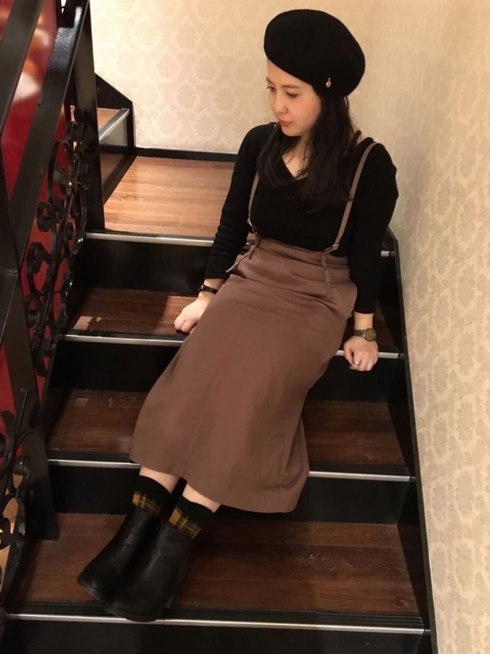 「秋のブラウンスタイル、オトナ女子、ブラウン、カジュアル、polcadot、ベレー帽、シンプル、きれいめカジュアル、秋のコーデ、チェック」｜「UNIQLOのアイテム（Tシャツ/カットソー、ブラック系）」を使った、polcadotさん（レディース・148cm）の秋コーディネートの1枚目の写真
