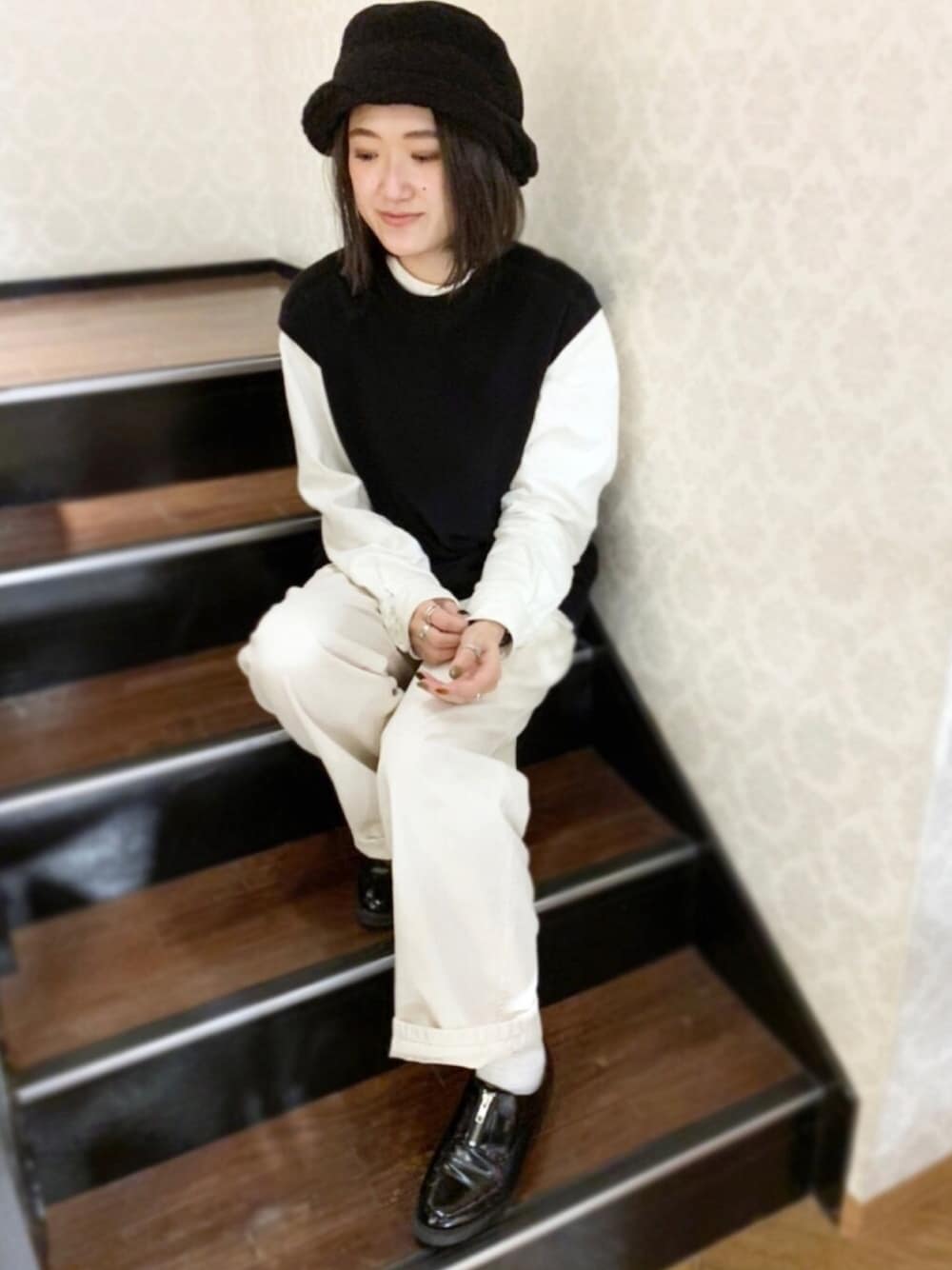 「秋服、冬コーデ、カジュアルコーデ、今日のコーデ、ビッグシルエット、ニットベスト、帽子、RUBEN、polcadot、バケットハット」｜「polcadotのBORE HAT/ボア ファーハット（ハット、ブラック系）」を使った、polcadotさん（レディース・156cm）の秋コーディネートの1枚目の写真