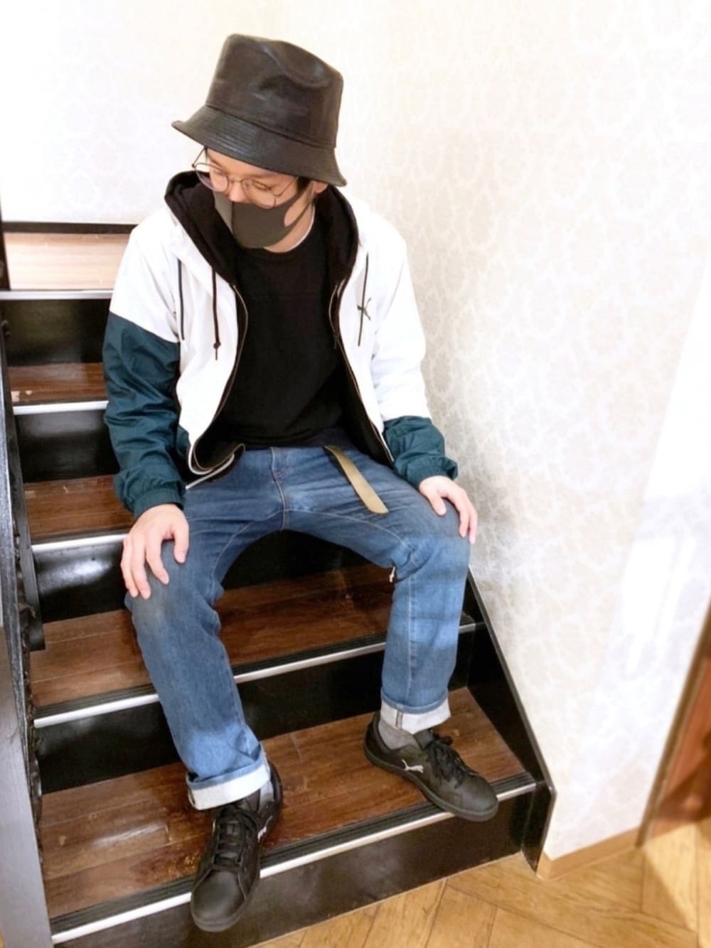 「おしゃれさんと繋がりたい、カジュアルコーデ、ブルゾン、ジーンズ、シンプル、polcadot、RUBEN、パーカー、バケットハット、ハット」｜「polcadotのフェイクレザー バケットハット（ハット、ブラック系）」を使った、polcadotさん（メンズ・173cm）の秋コーディネートの1枚目の写真