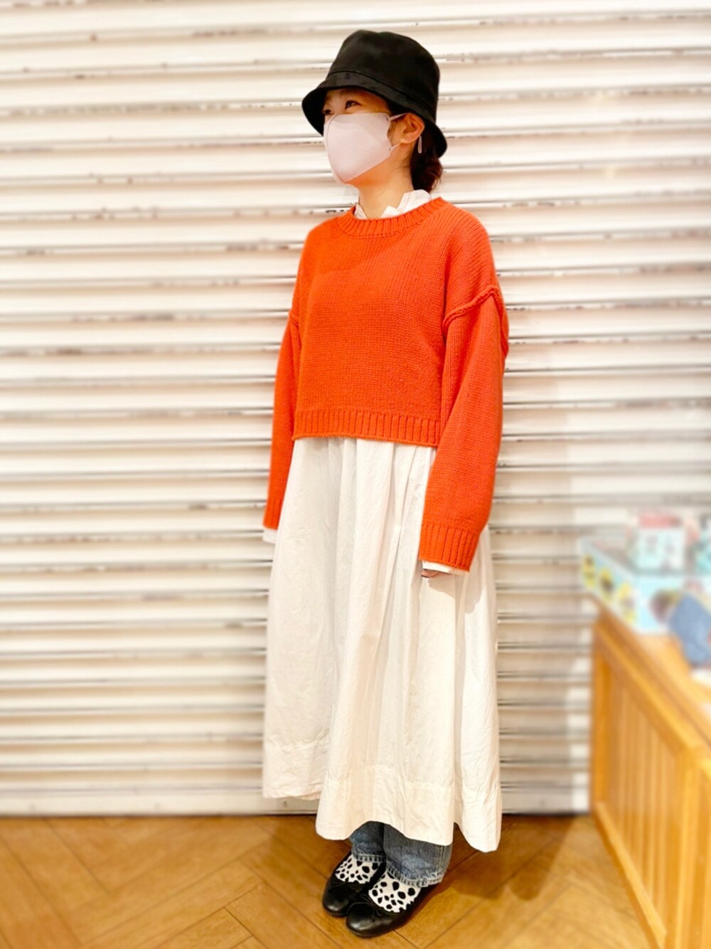 「休日スタイル、大人カジュアル、おしゃれさんと繋がりたい、シャツワンピ、ニットベスト、ベージュ、polcadot、RUBEN、帽子、バケットハット」｜「polcadotのフェイクスエード バケットハット（ハット、ブラック系）」を使った、polcadotさん（レディース・164cm）の冬コーディネートの1枚目の写真