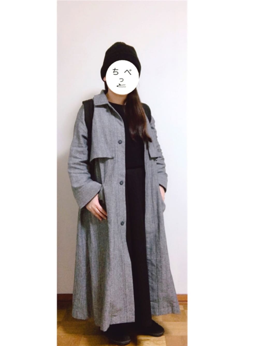 「シンプルコーデ、ニット帽、コート、リュック、KBF、寒い」｜「SPRUCEのSPRUCE 3ROOMリュック（バックパック/リュック、ブラック系）」を使った、チベット砂ぎつねさん（レディース・153cm）の春コーディネートの1枚目の写真
