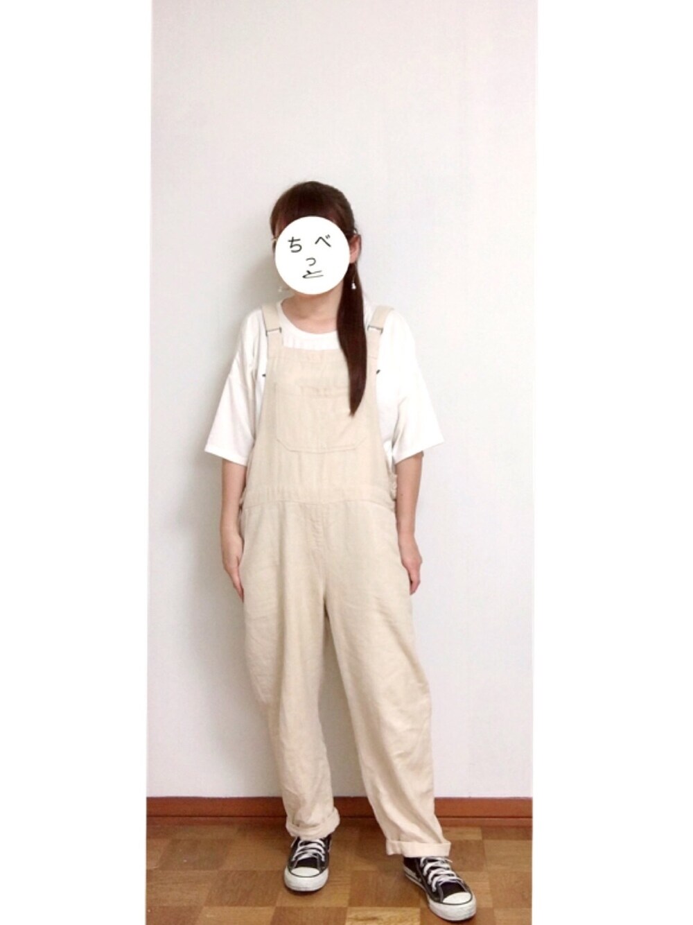 「ワントーンコーデ、ホワイトコーデ、ラクチンコーデ、白Tシャツ、サマンサ モスモス(Samansa Mos2)、オフホワイト、サロペット、コンバース、スニーカー」｜「Samansa Mos2のアイテム（オールインワン・サロペット、ホワイト系）」を使った、チベット砂ぎつねさん（レディース・153cm）の秋コーディネートの1枚目の写真