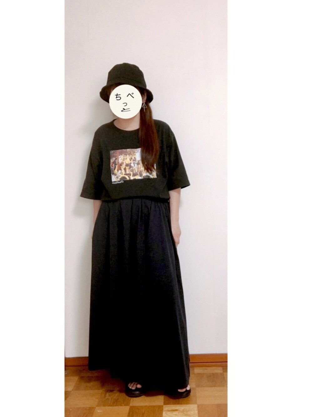 「カジュアルコーデ、オールブラック、ブラック、ハット、プリントT、Tシャツ、ロングスカート、サンダル」｜「niko and...のアイテム（Tシャツ/カットソー、ブラック系）」を使った、チベット砂ぎつねさん（レディース・153cm）の夏コーディネートの1枚目の写真