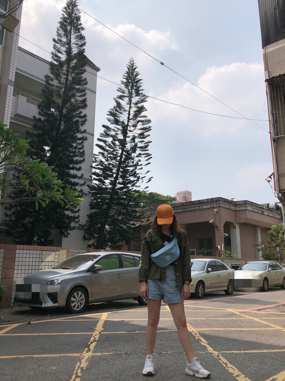 「台南」｜「adidasのアイテム（ボディバッグ/ウエストポーチ、ブルー系）」を使った、Viannaさん（レディース・160cm）の秋コーディネートの1枚目の写真