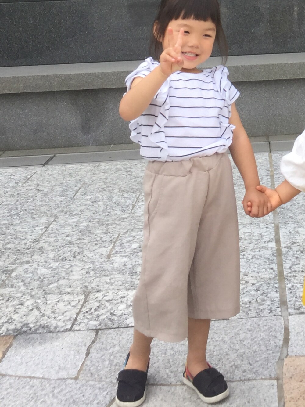 「カジュアル、おんなのこ、シンプル、ボーダー、夏コーデ」｜「韓国子供服のアイテム（その他パンツ、ベージュ系）」を使った、kotoyuiさん（キッズ・100cm）の春コーディネートの1枚目の写真