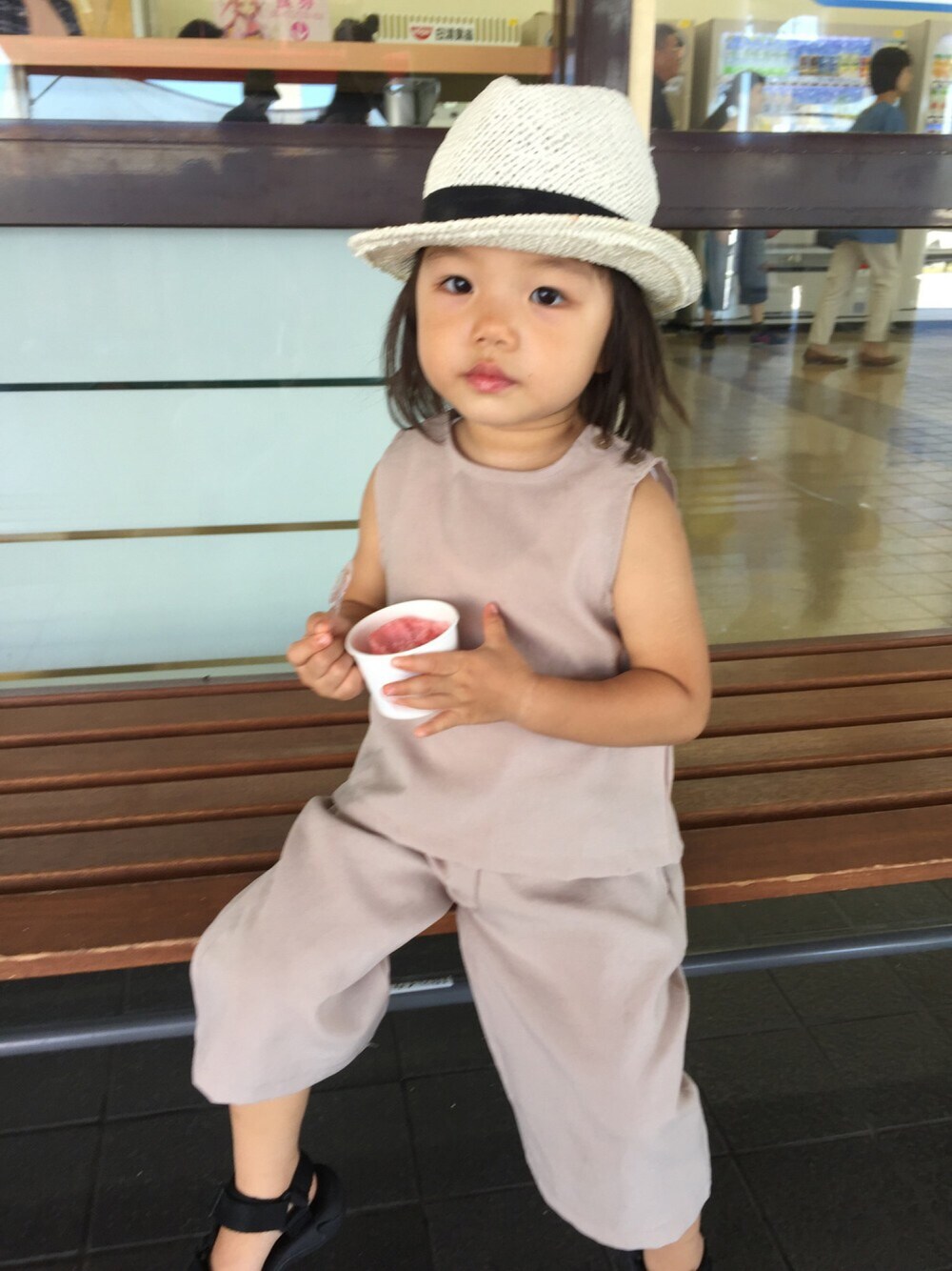 「夏コーデ、セットアップ、kids」｜「petit mainのシンプルデザインハット（ハット、ホワイト系）」を使った、kotoyuiさん（キッズ・90cm）の夏コーディネートの1枚目の写真
