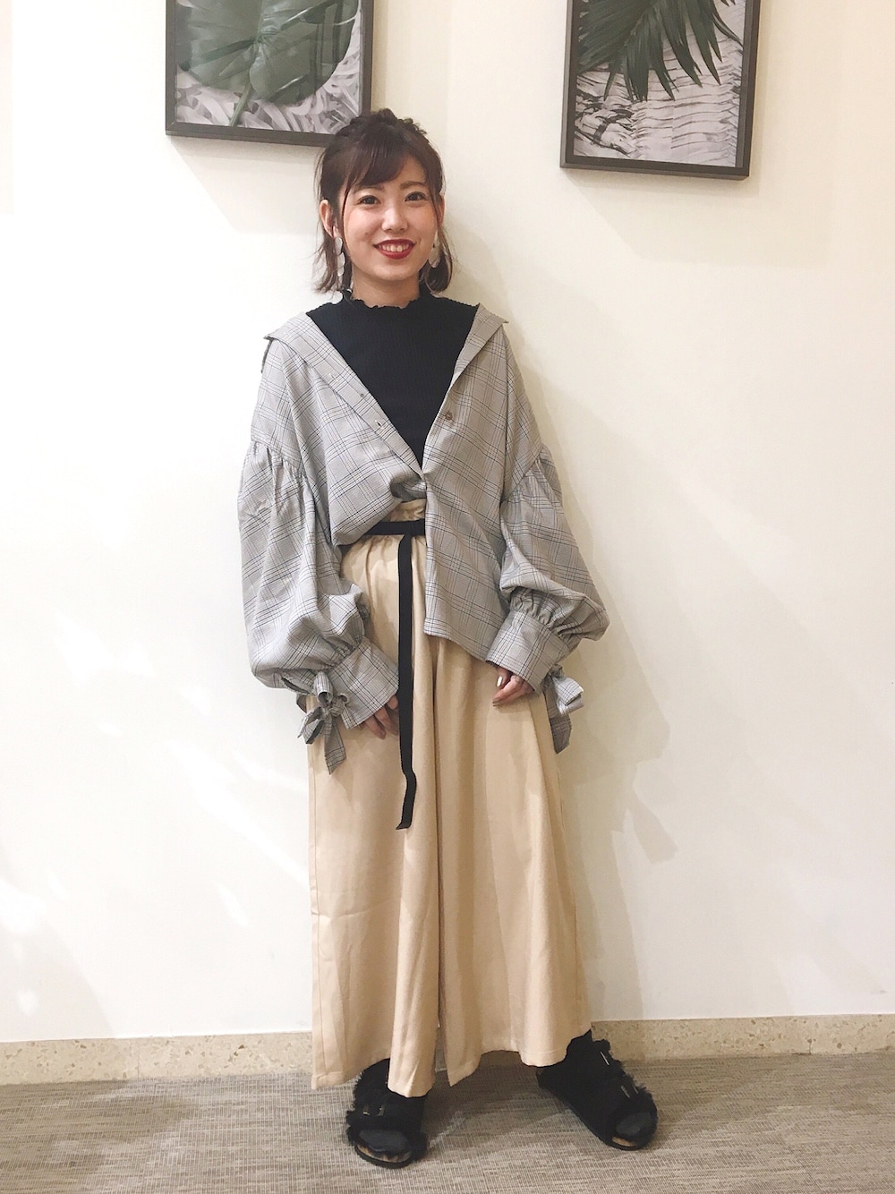 「シャウター、チェック、ワイドパンツ、ビックシルエット、片方イン、リボン、シャツ」｜「AS KNOW AS PINKYのトリドリタックガチャパンツ【パンツ】（その他パンツ、ベージュ系）」を使った、yukinoさん（レディース・156cm）の秋コーディネートの1枚目の写真