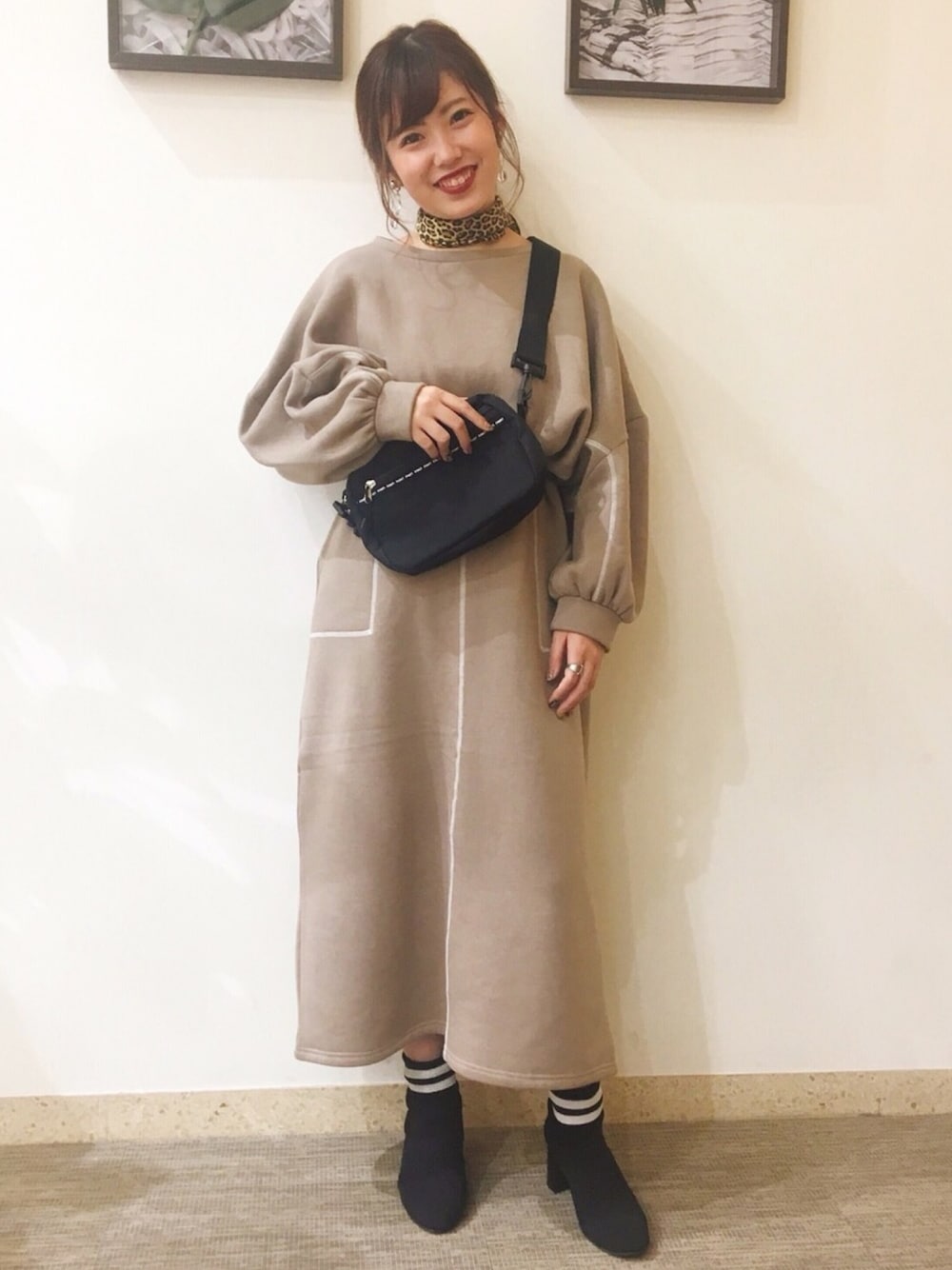「カジュアル、セットアップ、スエット、ドルマンスウェット、裏起毛、秋コーデ、156cm、ソックス➕ブーツ、レオパード柄、レオパード柄スカーフ」｜「AS KNOW AS PINKYのアイテム（スカート、ベージュ系）」を使った、yukinoさん（レディース・156cm）の秋コーディネートの1枚目の写真