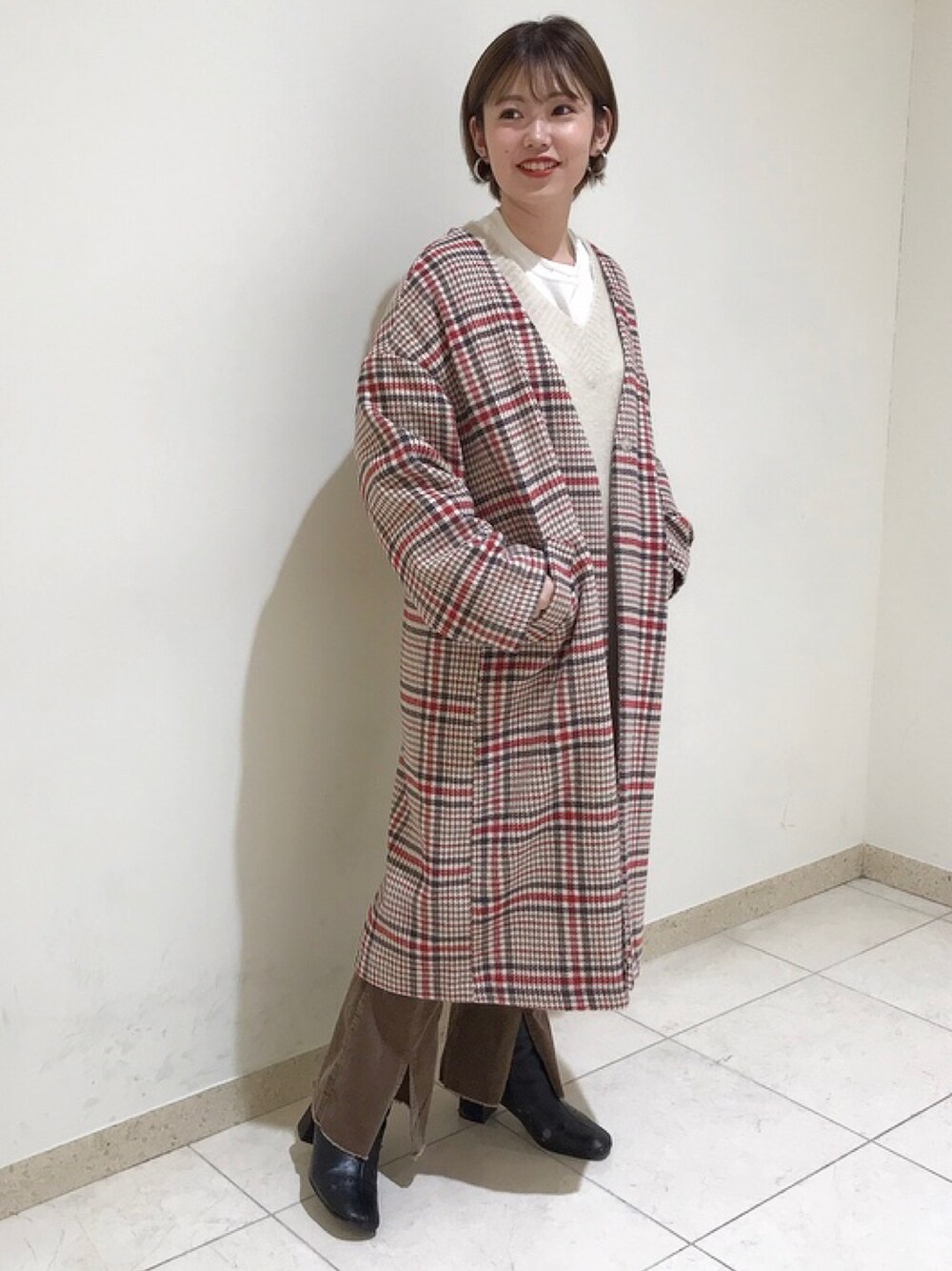 「冬アウター着回しチャレンジ、ASKNOWASPINKY、アズノゥアズピンキー、pinky_staff、156cm、ショートヘア、秋冬コーデ、ブラウンコーデ、ノーカラーコート、アウター」｜「AS KNOW AS PINKYのチェック☆ノーカラーコート（その他アウター、ホワイト系）」を使った、yukinoさん（レディース・156cm）の冬コーディネートの1枚目の写真