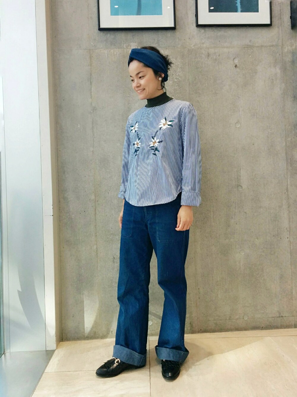 「オトナカジュアル、ネイビー、ワイドパンツ、ワーキングマザー、ブルーコーデ、アラフォー、ザラ」｜「ZARAのアイテム（シャツ/ブラウス、ブルー系）」を使った、mmmさん（レディース・160cm）の冬コーディネートの1枚目の写真
