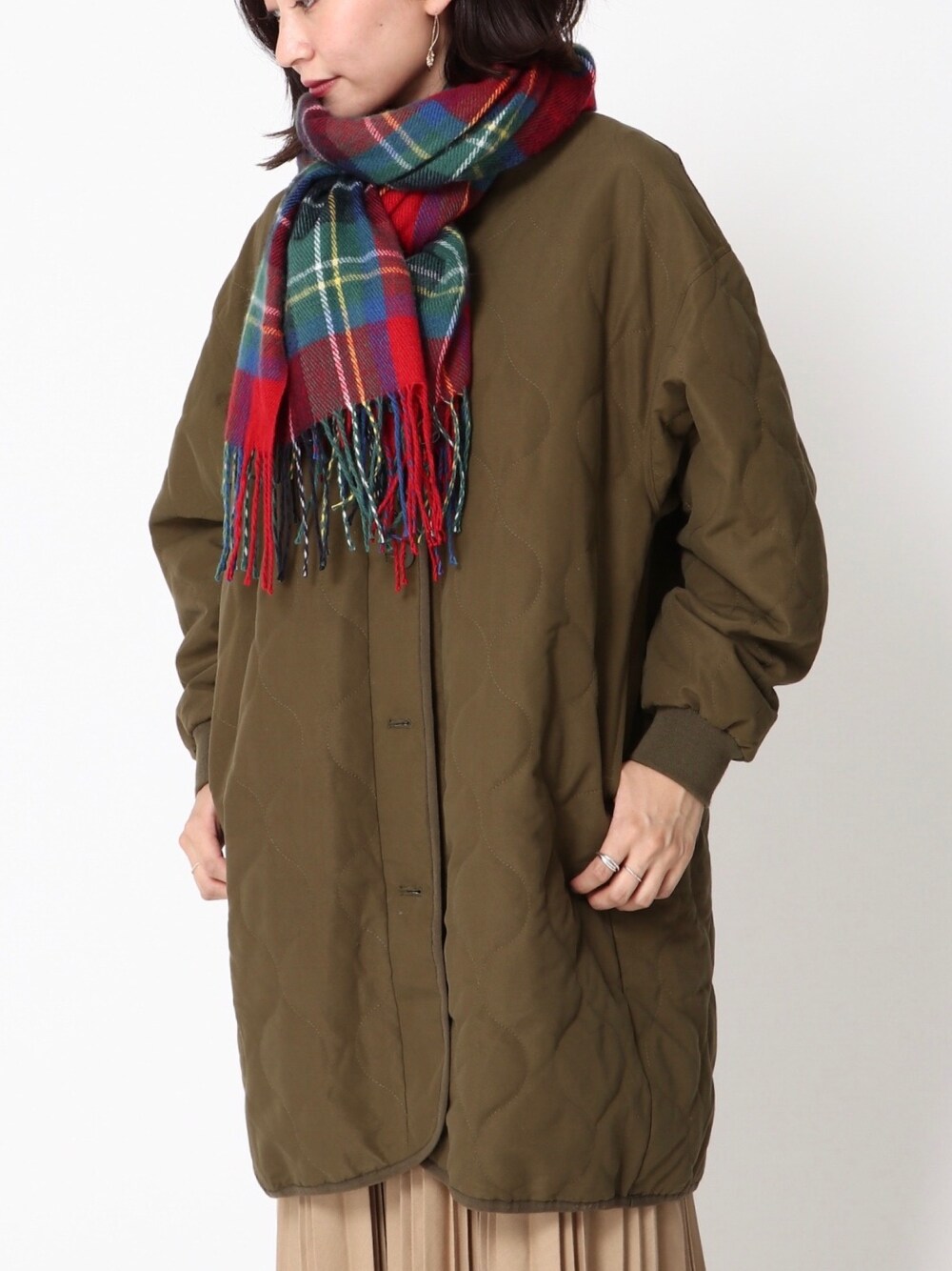 グリーン系のブルゾンを着用したレディースの秋コーディネートの1枚目の写真