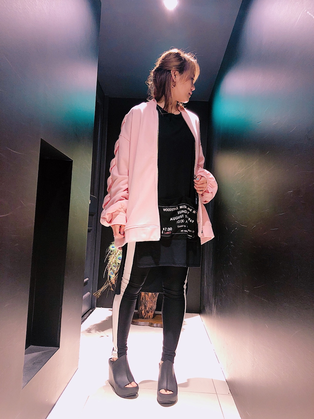 「ROYAL FLASH、SHARE SPIRIT、ADDICT NOIR、THE LAST CONSPIRACY」｜「ADDICT NOIRのADDICT NOIR/アディクト ノアー/LINE LEGPT（レギンス/スパッツ、ホワイト系）」を使った、Kana Manabeさん（レディース・162cm）の夏コーディネートの1枚目の写真