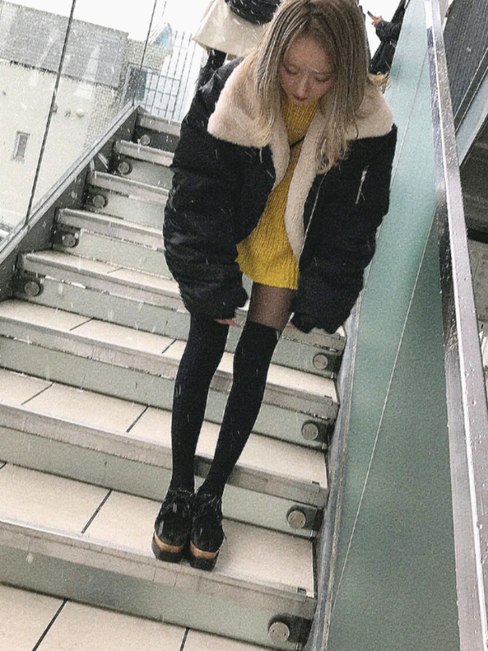「冬コーデ、冬のコーデ、冬、去年の冬、雪、ニット、ニットワンピ、ボアジャケット」｜「DHOLICのアイテム（MA-1、ブラック系）」を使った、amさん（レディース・152cm）の秋コーディネートの1枚目の写真