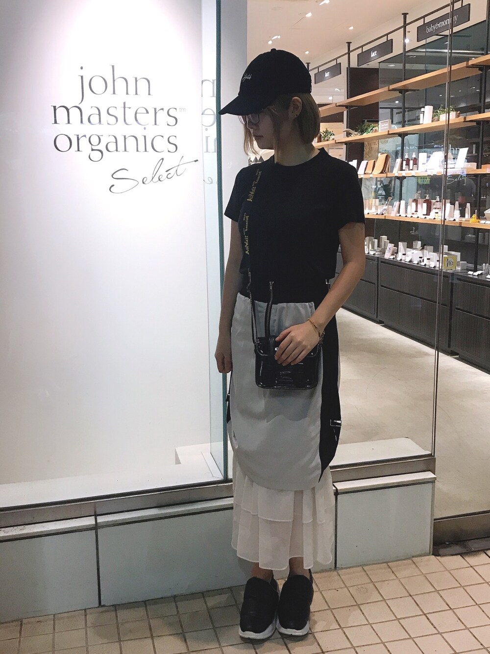 「モノトーン、おしゃれさんと繋がりたい、楽チンコーデ、スニーカーサンダル、高身長女子」｜「UNIQLOのクルーネックT（半袖）（Tシャツ/カットソー、ブラック系）」を使った、nananさん（レディース・165cm）の夏コーディネートの1枚目の写真