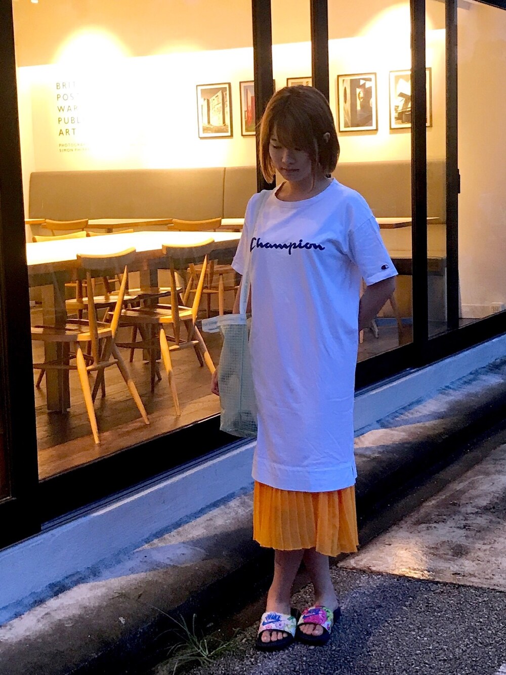 「カジュアルコーデ、ゆるコーデ、ミントグリーン、Tシャツワンピ、雨の日コーデ、スカート」｜「Championの【OUTLET STORE PRICE】【Champion/チャンピオン】ワンピース（ワンピース、ホワイト系）」を使った、nananさん（レディース・165cm）の夏コーディネートの1枚目の写真