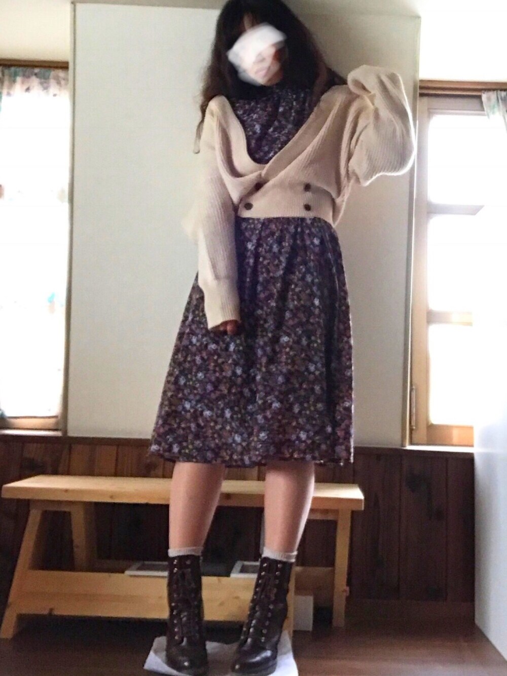 「花柄ワンピース、ハイネック、カシュクールニット、カシュクール、ピンヒール、マーチンブーツ、マーチン、ワンピース×ブーツ」｜「mysticのカシュクールカーディガン（カーディガン/ボレロ、ホワイト系）」を使った、Annaさん（レディース・164cm）の冬コーディネートの1枚目の写真