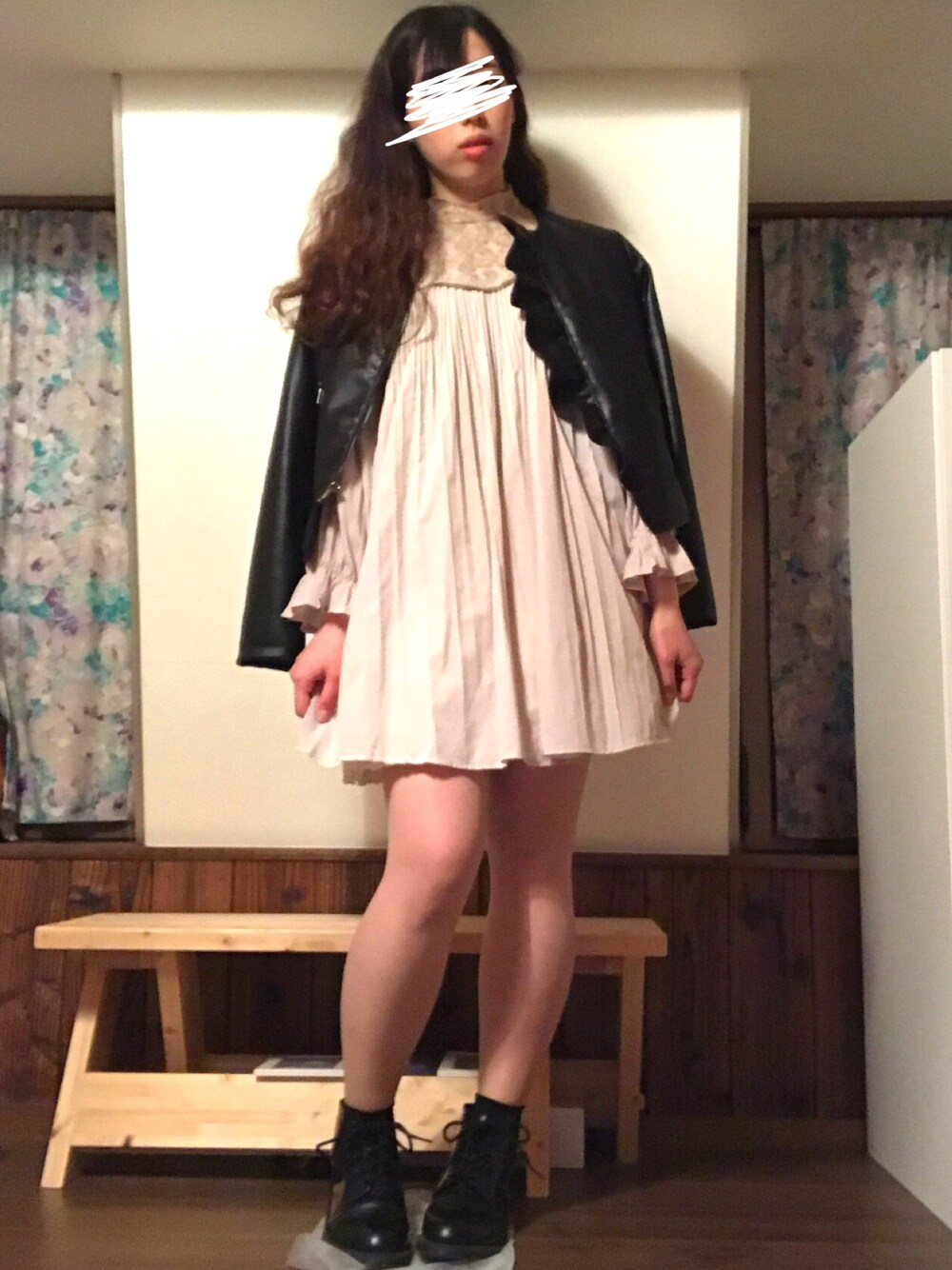 「ヴィンテージワンピース、プリーツワンピース、ライダース、フリル、マーチン」｜「ZARA BASICのアイテム（ライダースジャケット、ブラック系）」を使った、Annaさん（レディース・164cm）の春コーディネートの1枚目の写真