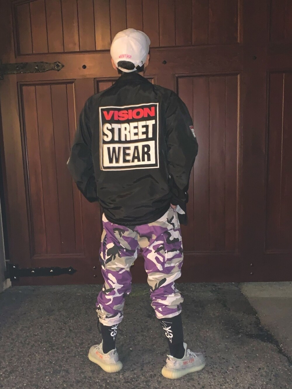 「ストリート、おしゃれさんと繋がりたい、FR2 梅、FR2、VISIONSTREETWEAR、ROTHCO、yeezyboost、パープル、Y-3、やっぱりストリートが好き」｜「VISION STREET WEARの【VISION / ビジョン】ラグランコーチジャケット/ナイロンジャケット（ナイロンジャケット、ブラック系）」を使った、中野さん（メンズ・172cm）の秋コーディネートの1枚目の写真