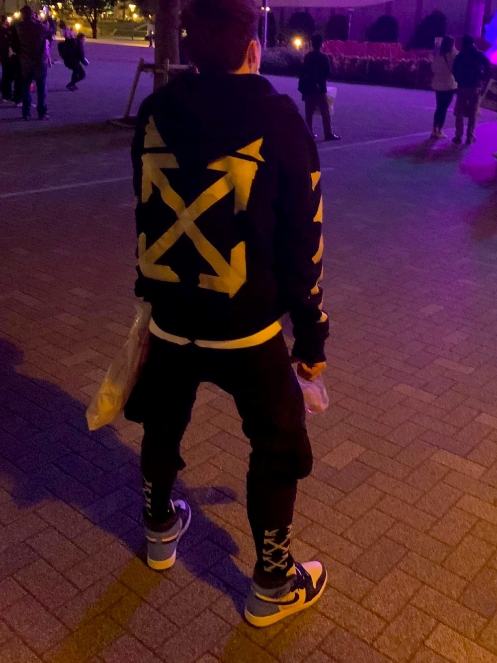 「antisocialsocialclub、OFF-WHITE、lakenzie、ユニクロ、jordan1、Jordan、ストリート、NIKE、OBSIDIAN、おしゃれさんと繋がりたい」｜「Off-Whiteのアイテム（パーカー、ブラック系）」を使った、中野さん（メンズ・172cm）の春コーディネートの1枚目の写真