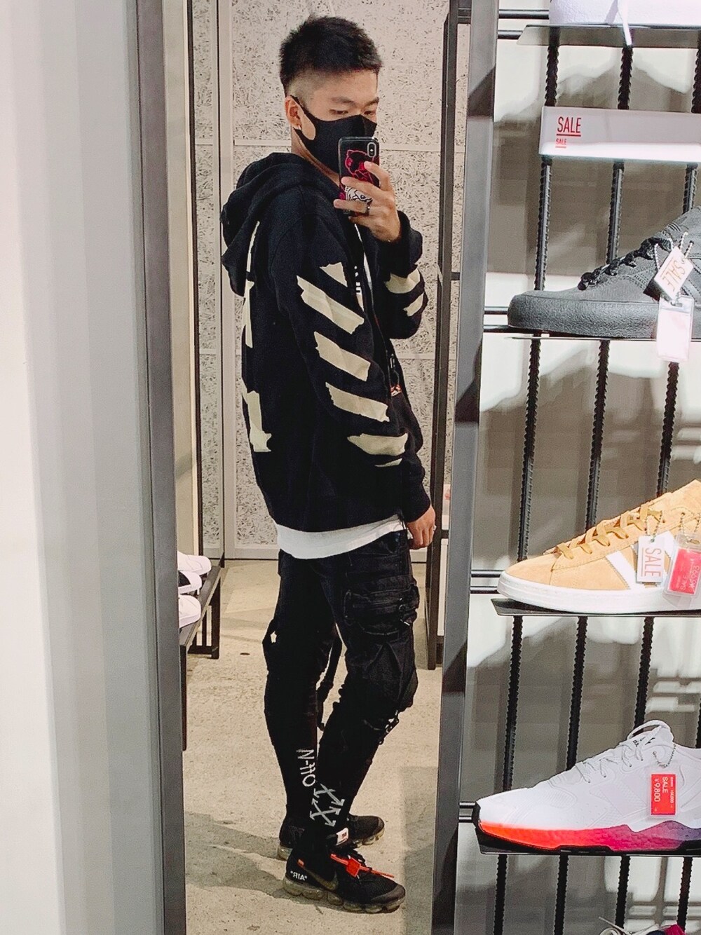 「ストリート、OFF-WHITE、antisocialsocialclub、NIKE、秋コーデ、今日のコーデ、おしゃれさんと繋がりたい、黒」｜「Off-Whiteのアイテム（パーカー、ブラック系）」を使った、中野さん（メンズ・172cm）の秋コーディネートの1枚目の写真