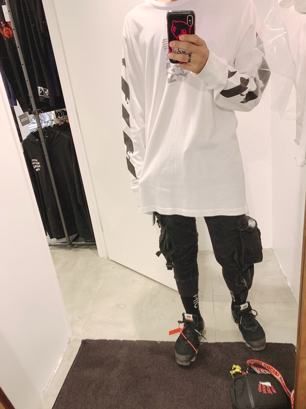 「OFF-WHITE、秋コーデ、ストリート、antisocialsocialclub、FR2」｜「Off-Whiteのアイテム（Tシャツ/カットソー、ホワイト系）」を使った、中野さん（メンズ・172cm）の秋コーディネートの1枚目の写真