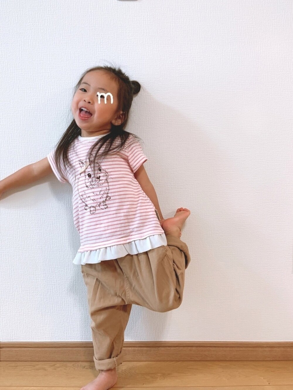 「キッズコーデ、女の子、3歳、おうちファッション、部屋撮り、カジュアルコーデ、チノパン、ボーダー」｜「Lily ivoryのアイテム（Tシャツ/カットソー、ピンク系）」を使った、mochimochiさん（キッズ・90cm）の春コーディネートの1枚目の写真