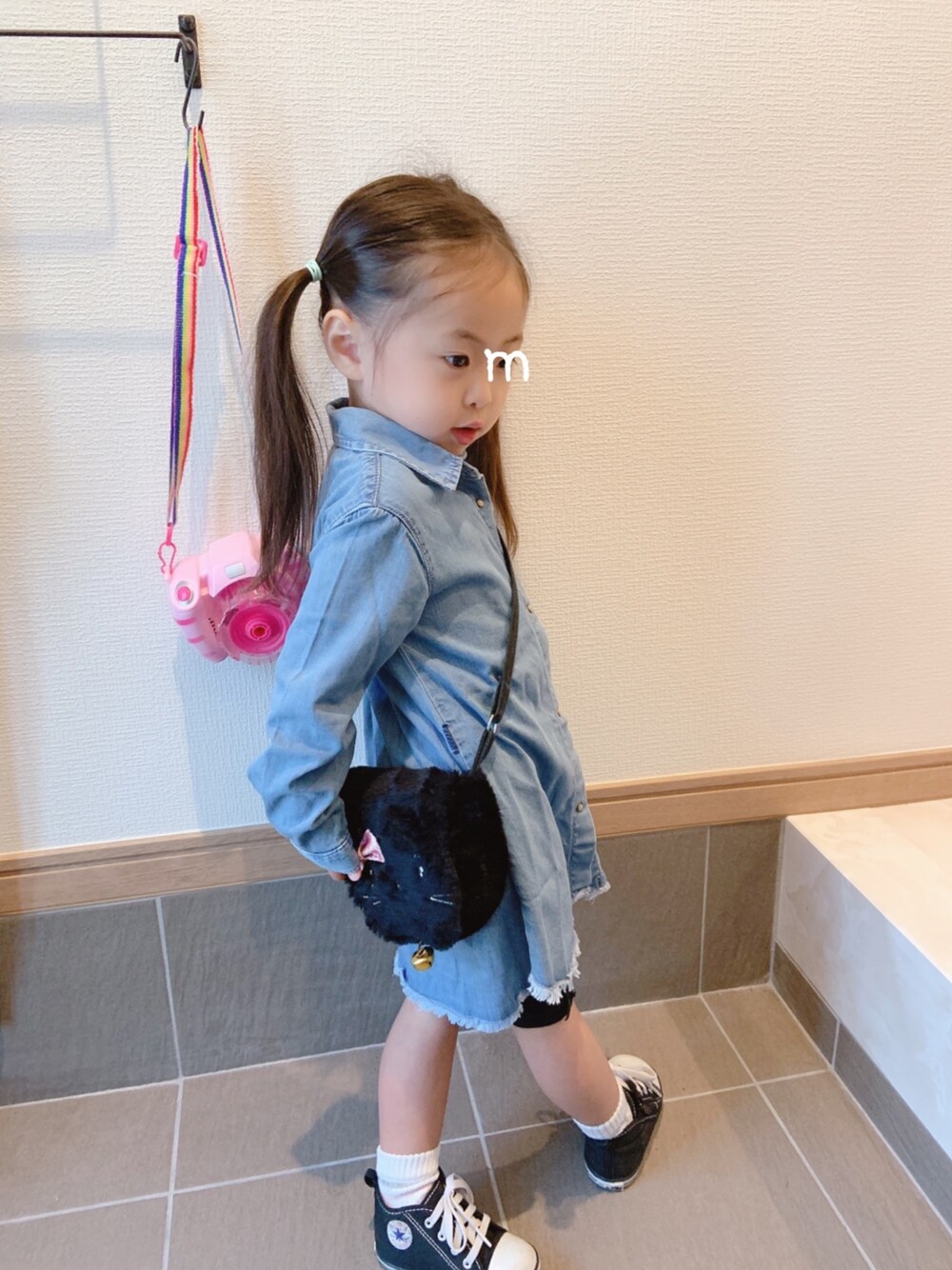 「コンバース、キッズコーデ、女の子、3歳、おうちファッション、おうちスタイル、デニムワンピース」｜「ZARA KIDSのアイテム（シャツワンピース、ブルー系）」を使った、mochimochiさん（キッズ・90cm）の春コーディネートの1枚目の写真